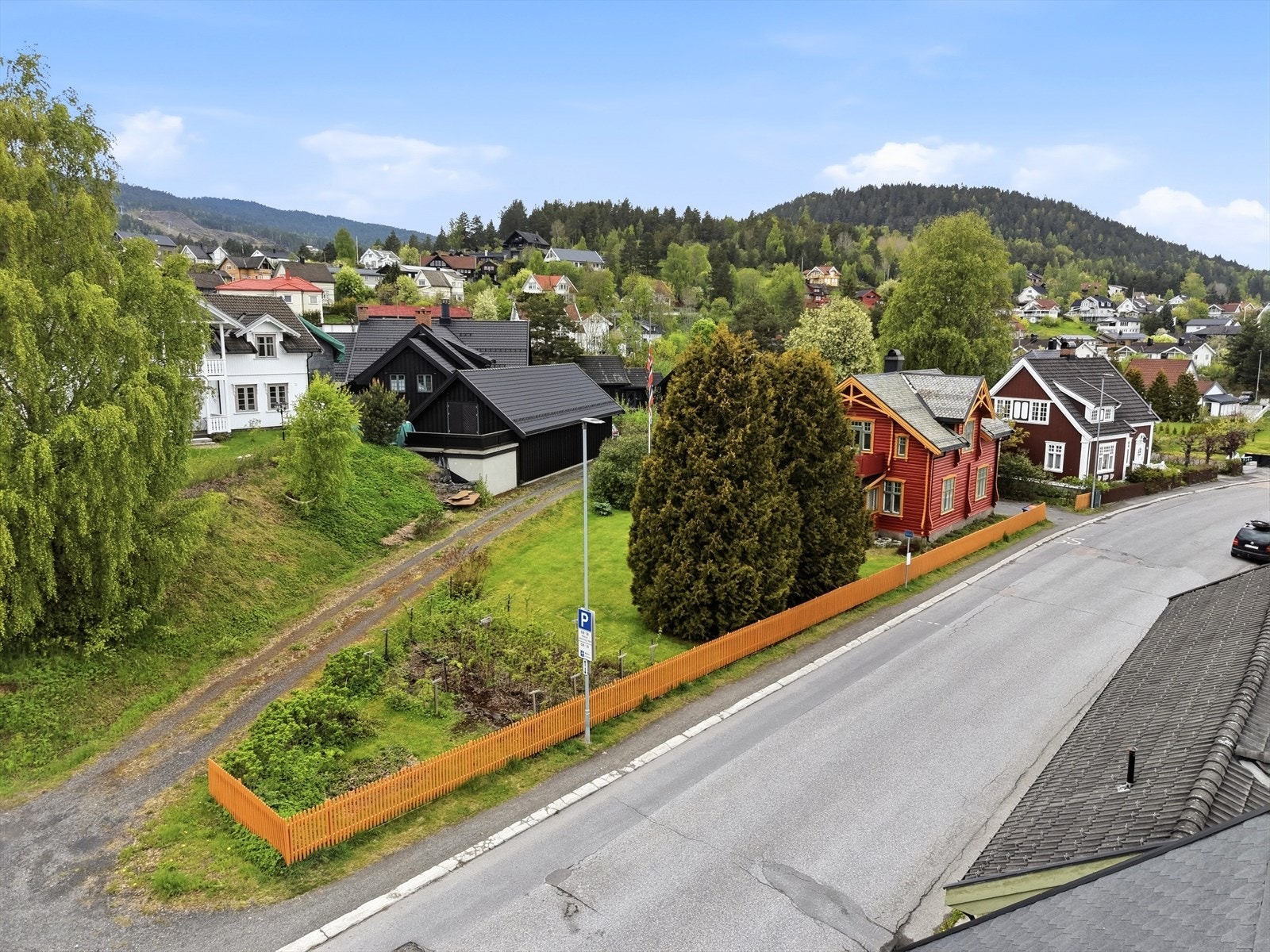 Eiendommen ligger langs en rolig gate i et veletablert nabolag. Galleribilde