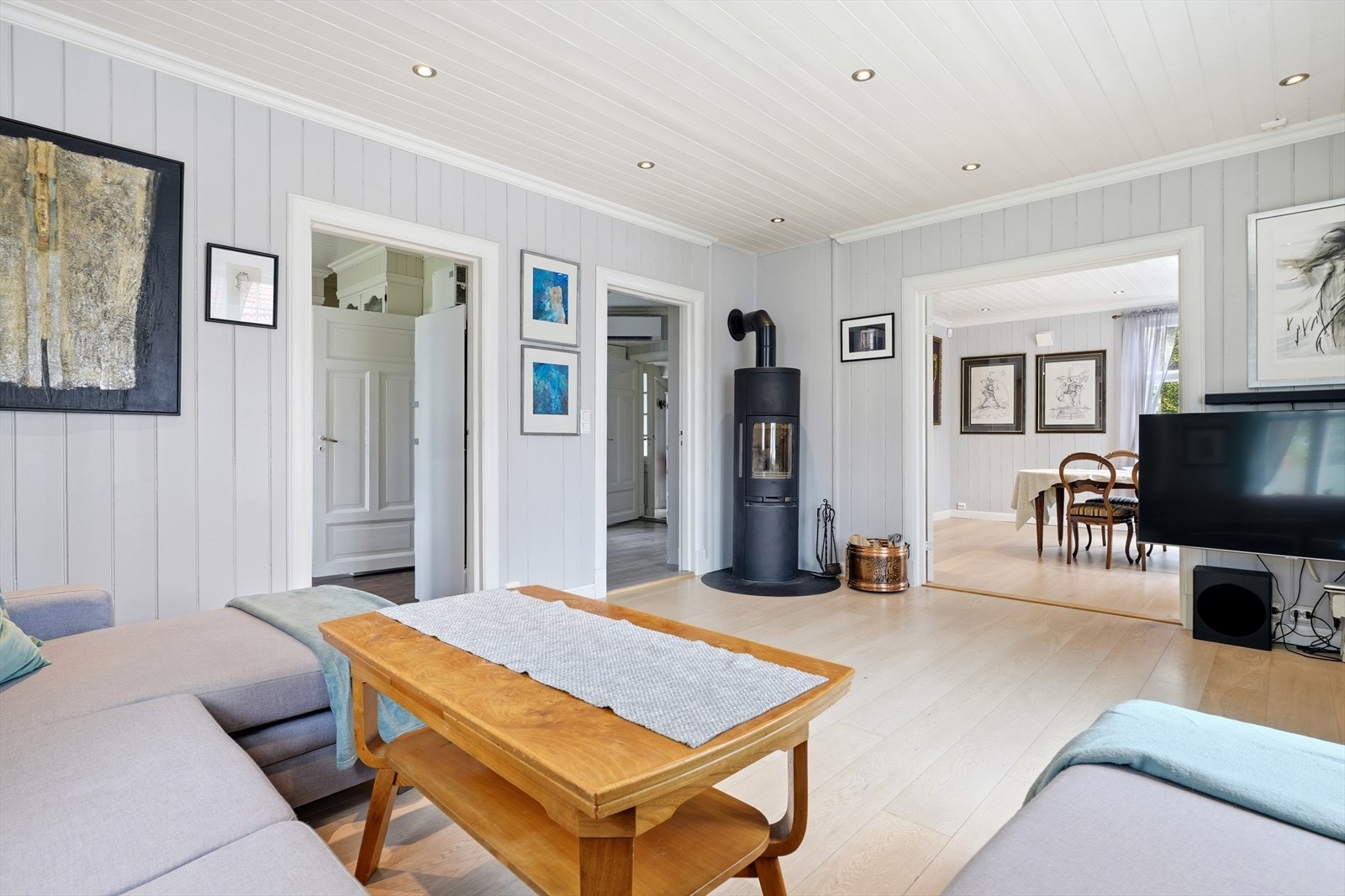 Stuen har en åpen løsning mot spisestuen, noe som skaper en god romfølelse. Galleribilde