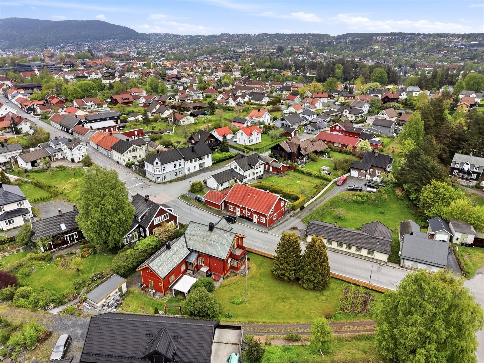 Enebolig med særpreg og en stor, opparbeidet hage. Galleribilde