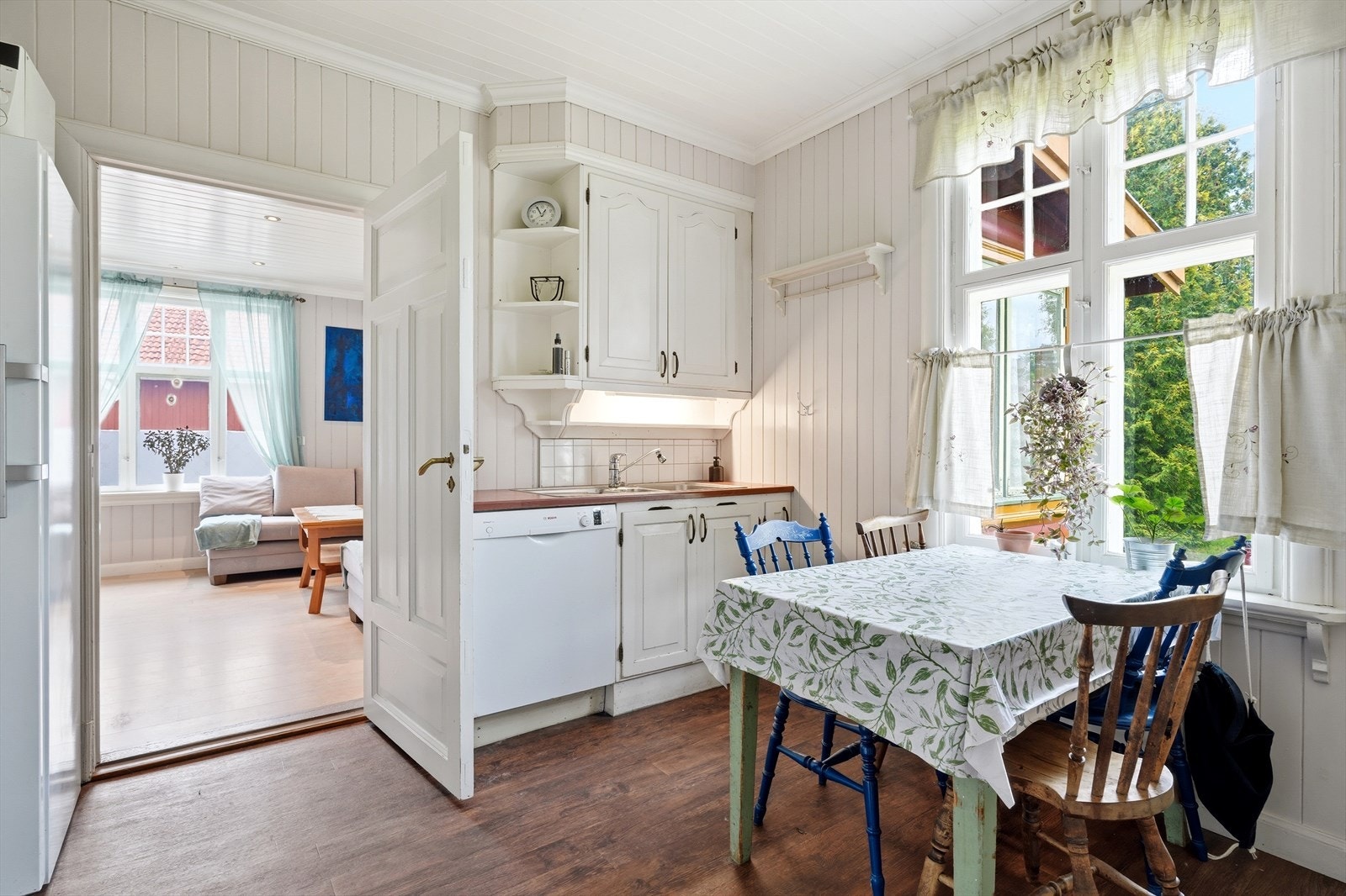 Innredningen har laminatbenkeplate, og det er kjøkkenventilator med avtrekk ut. Galleribilde