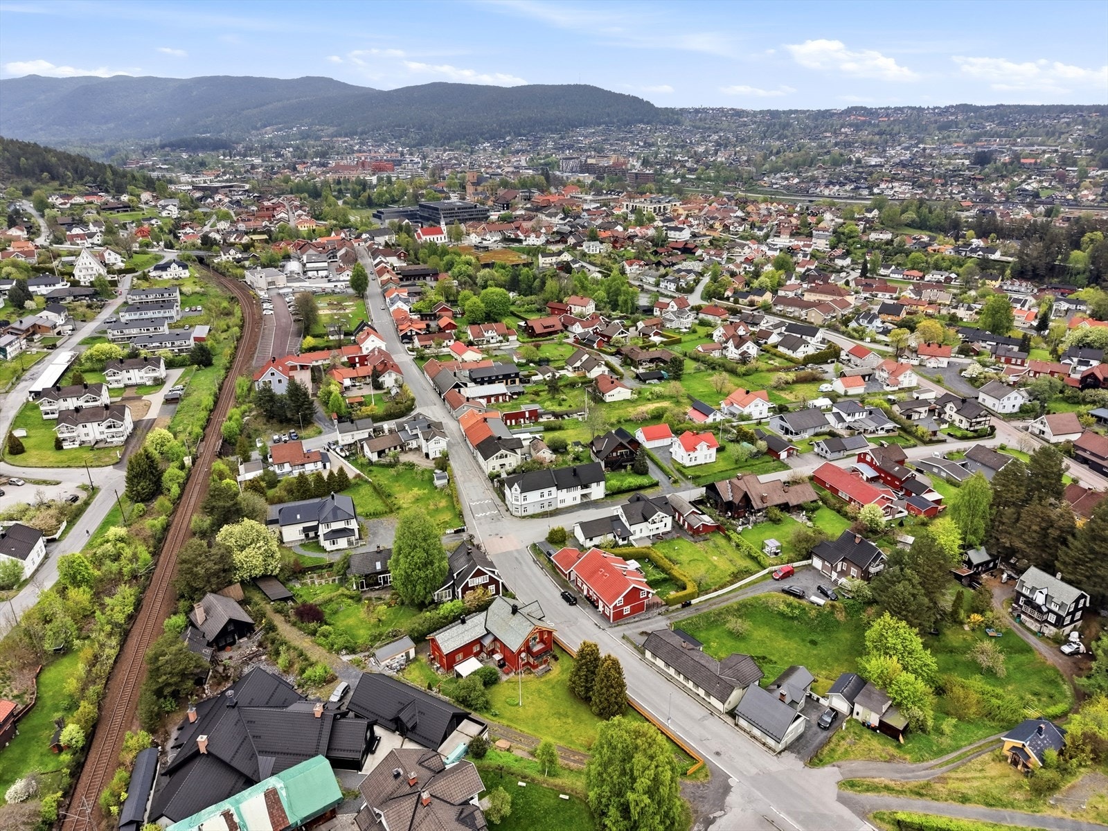 Eiendommen ligger i et etablert boligområde i Kongsberg, med kort vei til skoler, barnehager og servicetilbud. Galleribilde