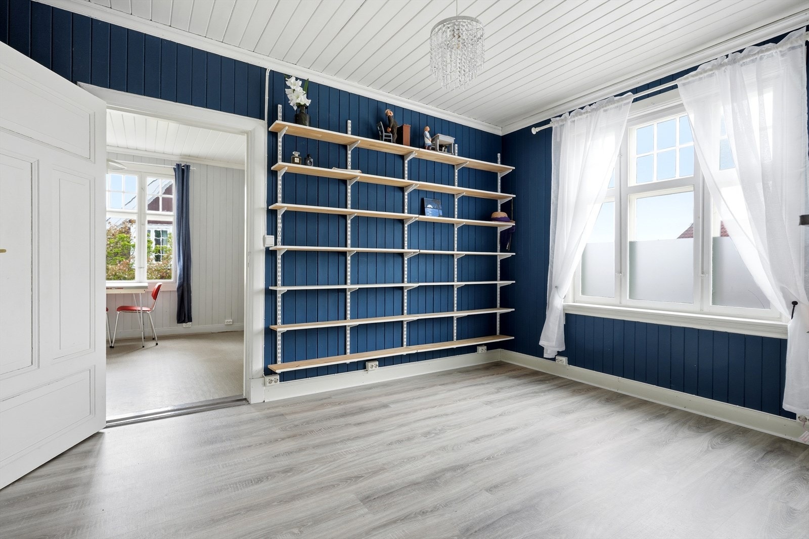 Et lyst allrom med plass til hyller og oppbevaring. Galleribilde