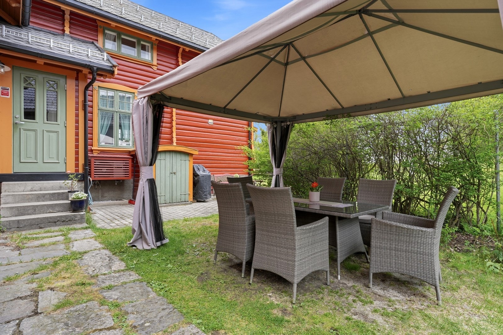 Uteplass med plass til sittegruppe, medfølgende paviljong. Galleribilde