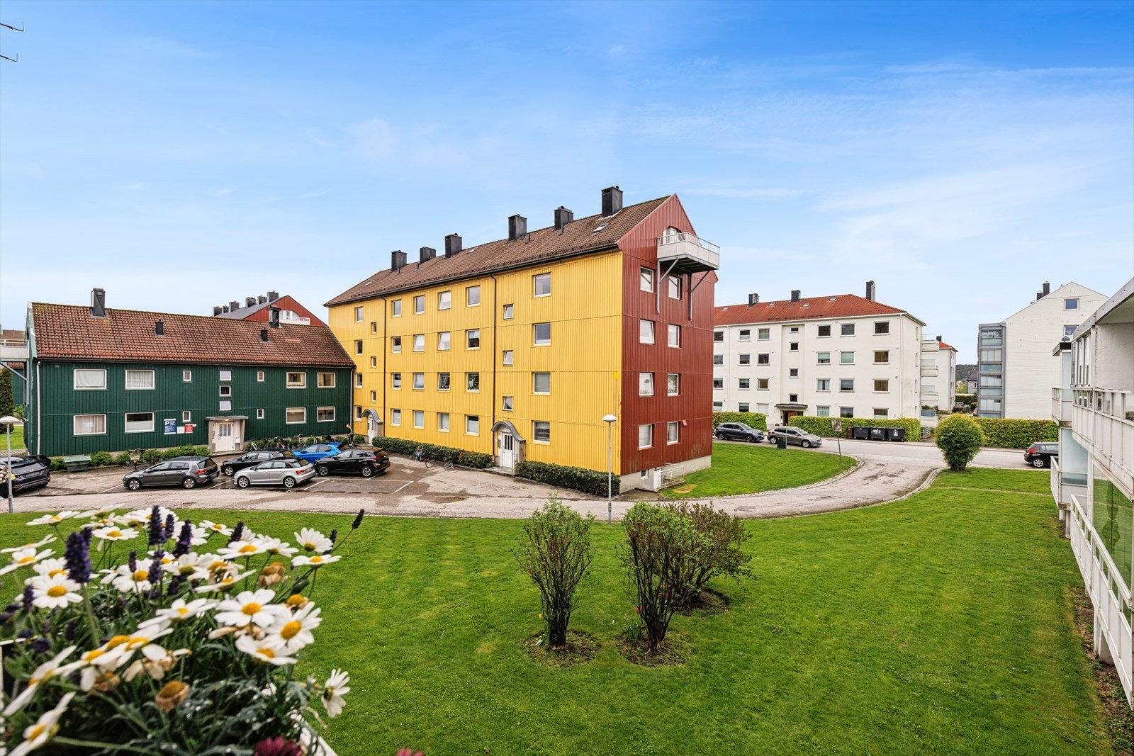 Fra leiligheten er det gangavstand til butikk, buss og turområdet Jegersberg. Galleribilde