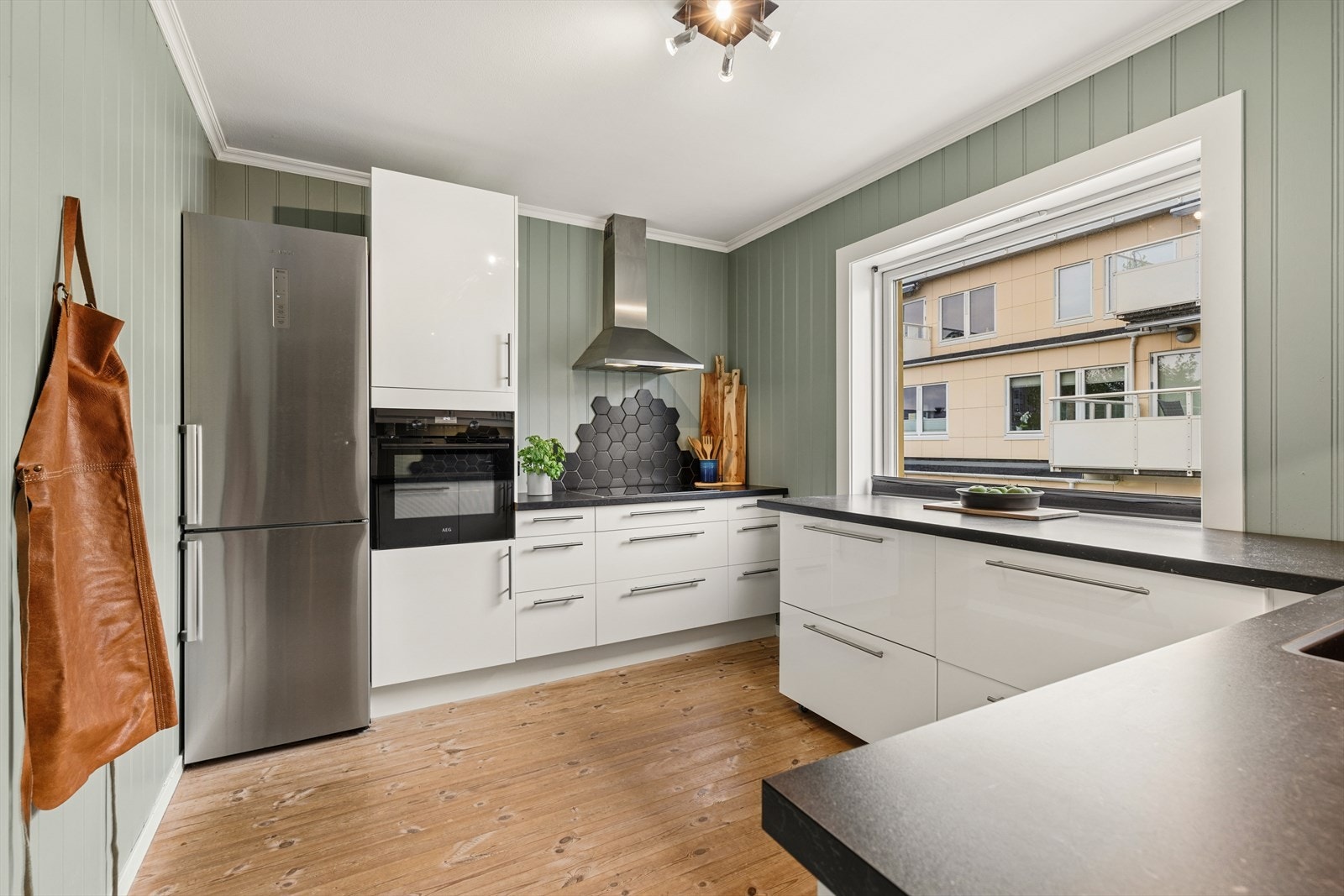 Kjøkkenet har en stilren IKEA-innredning fra 2021 med laminerte fronter og benkeplate. Rommet er adskilt fra stuen, i tråd med en klassisk planløsning. Galleribilde