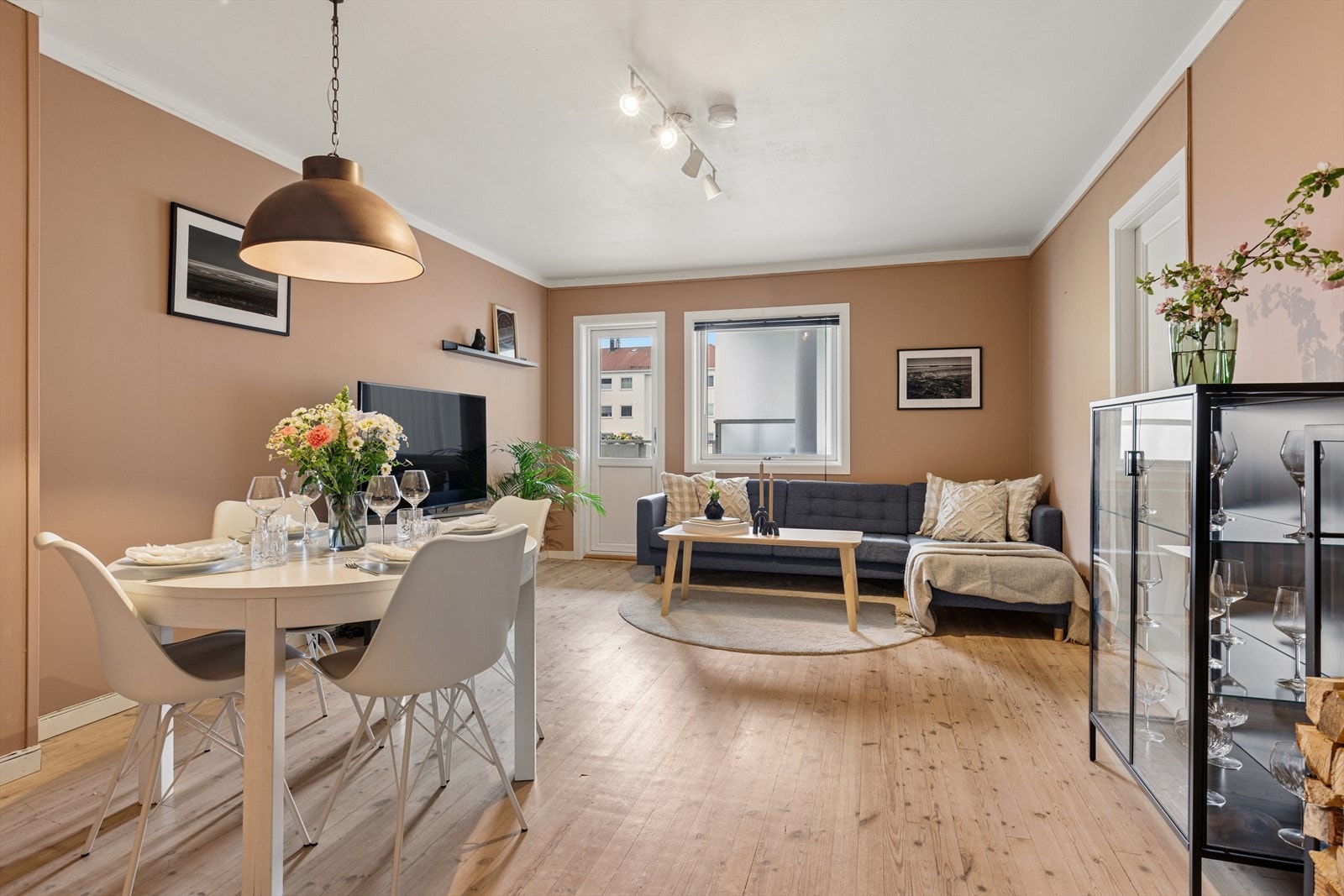 Stuen har plass til både sofagruppe og spisebord. De originale furubordene på gulvet gir rommet en varm karakter. Galleribilde