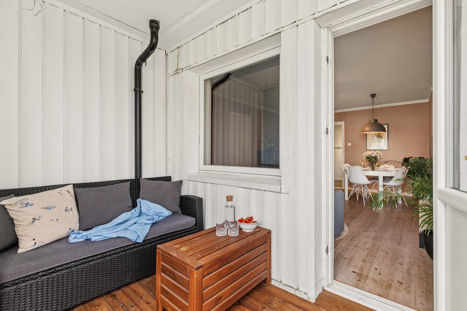 En fin uteplass med direkte tilknytning til stuen. Galleribilde