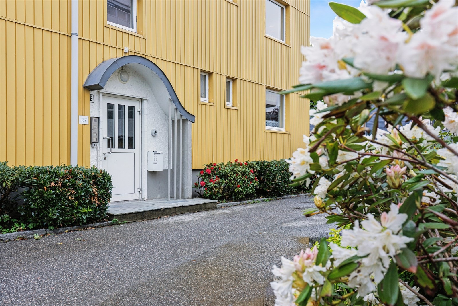 Pent og velstelt felles inngangsparti - Velkommen til Valhalla borettslag, et veldrevet lag på populære Lund. Galleribilde