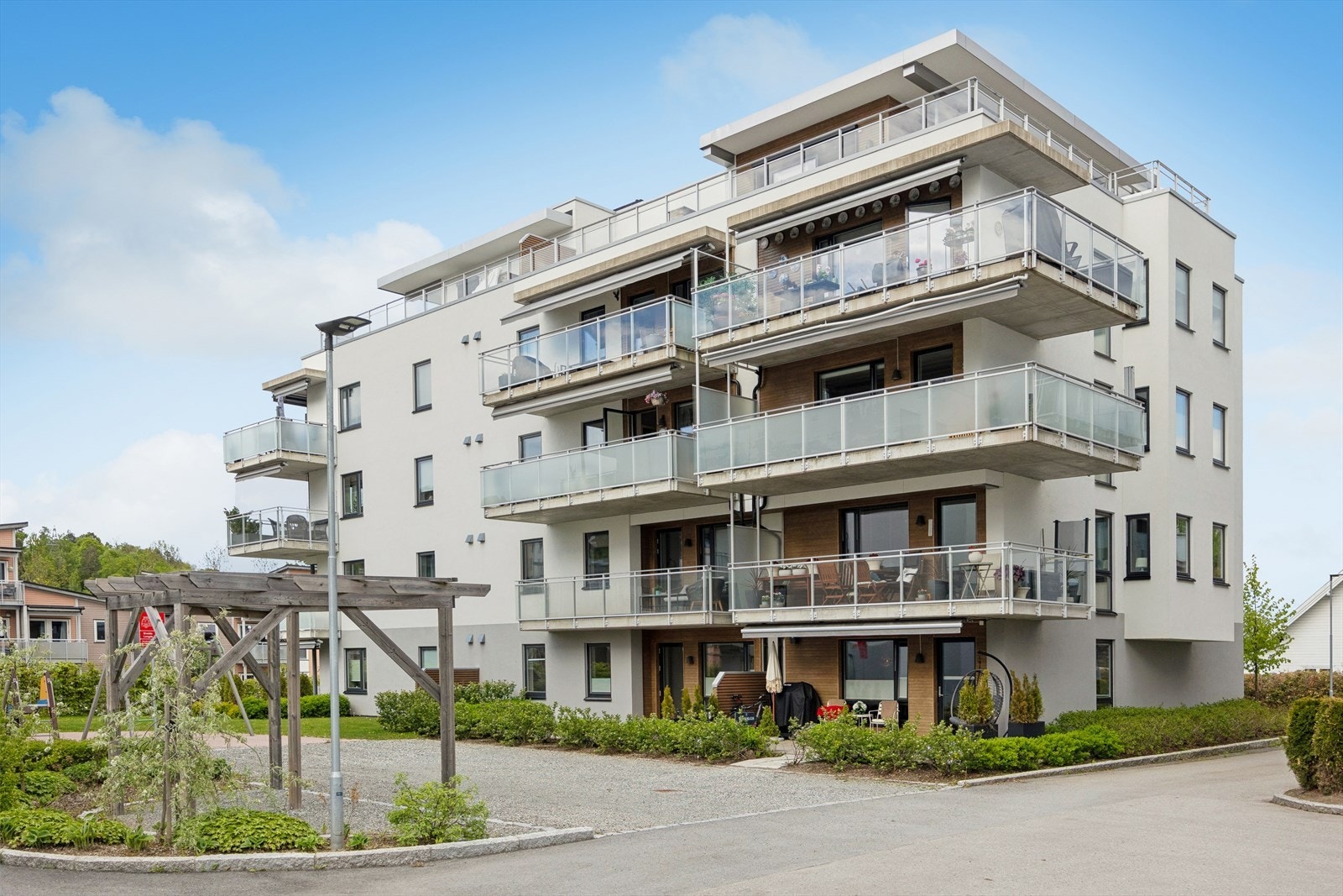 Kirkealleen 118 ligger i et populært boligfelt i Slemmestad. Attraktiv og sentral beliggenhet med nærhet til flotte turområder både langs fjorden og marka, skoler, handlesenter, offentlig kommunikasjon mm. Galleribilde