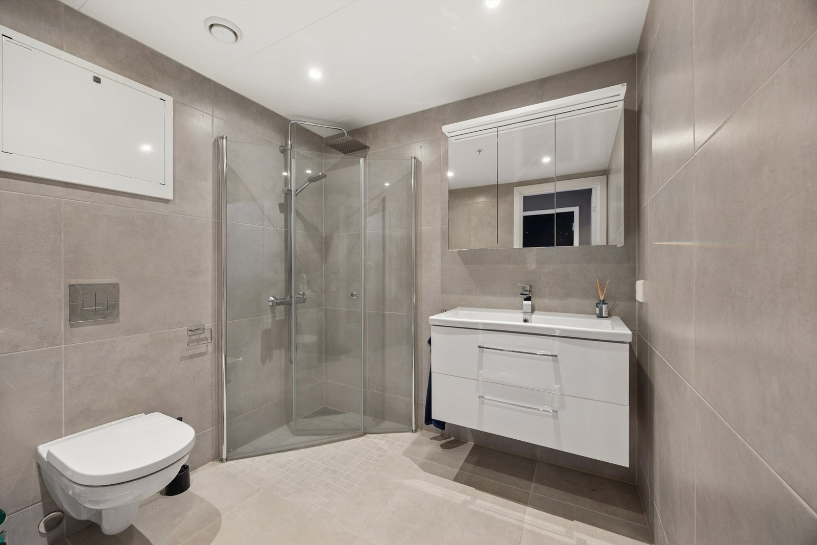 Badet er et moderne og delikat baderom fra byggeår med flislagte gulv og vegger, samt elektriske varmekabler som gir god komfort. Galleribilde