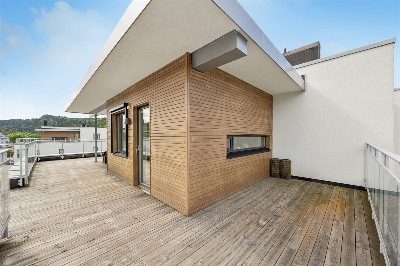 Det er god plass til utemøbler, beplantning og grill! Galleribilde