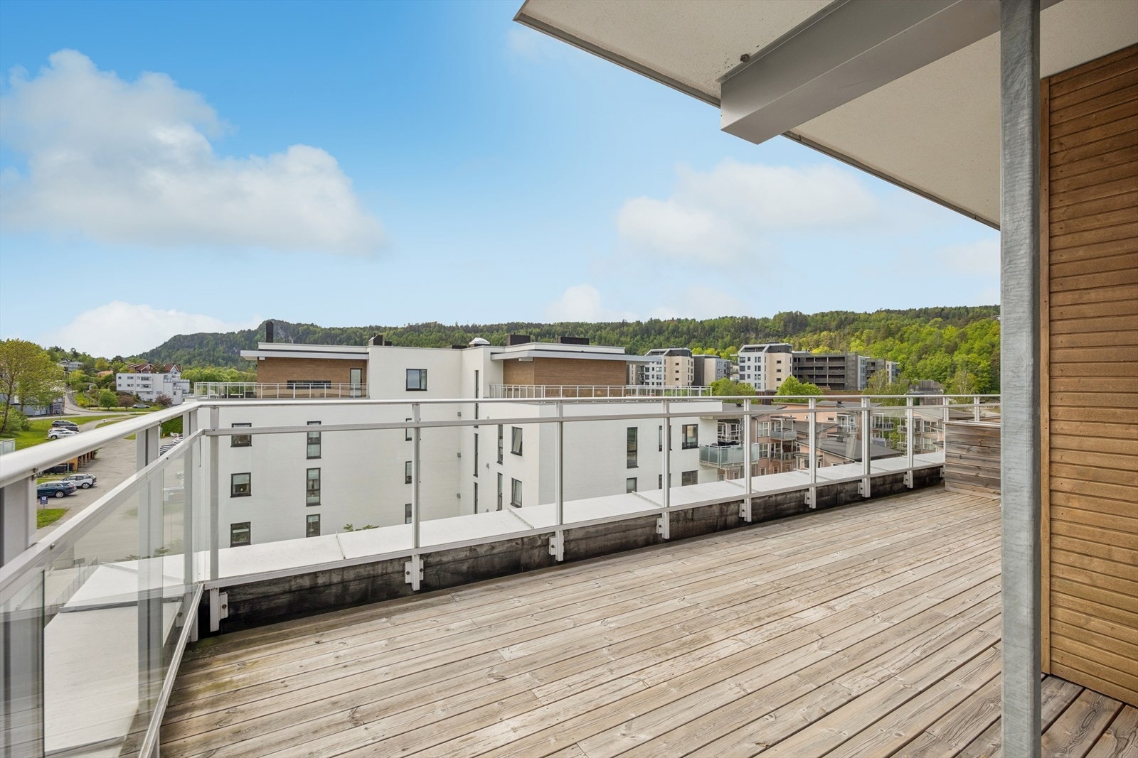 Takterrassen går rundt hele leiligheten som gir fantastiske solforhold på morgen og kvelden. Galleribilde