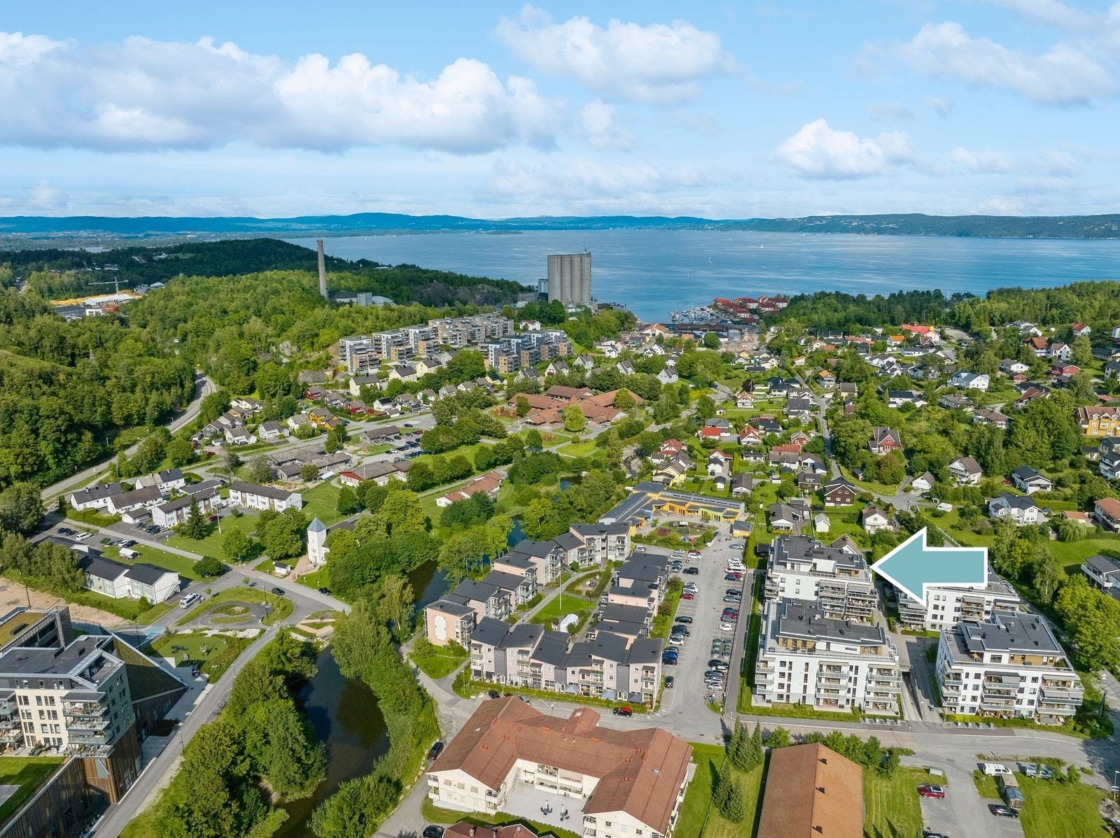 Meget sentralt beliggende i Slemmestad i umiddelbar nærhet til kjøpesenter, offentlig kommunikasjon og Oslofjorden. Galleribilde