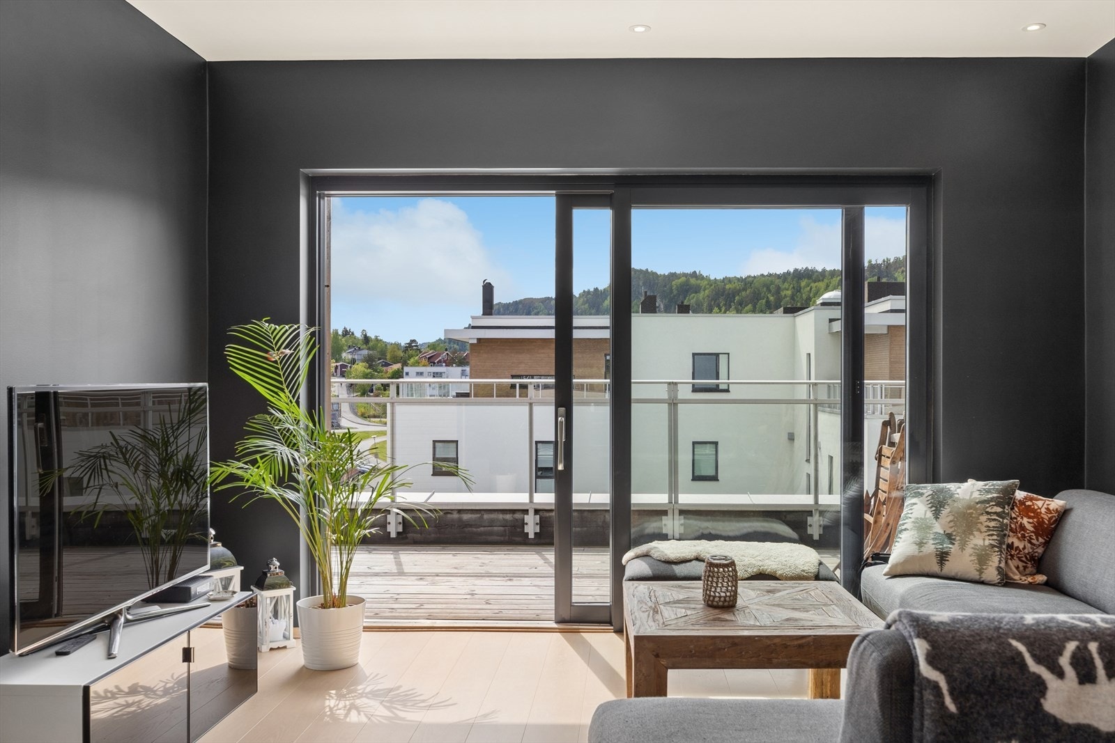 Det er utgang til terrasse fra stue/kjøkken som gir en naturlig forlengelse av oppholdsrommet. Galleribilde