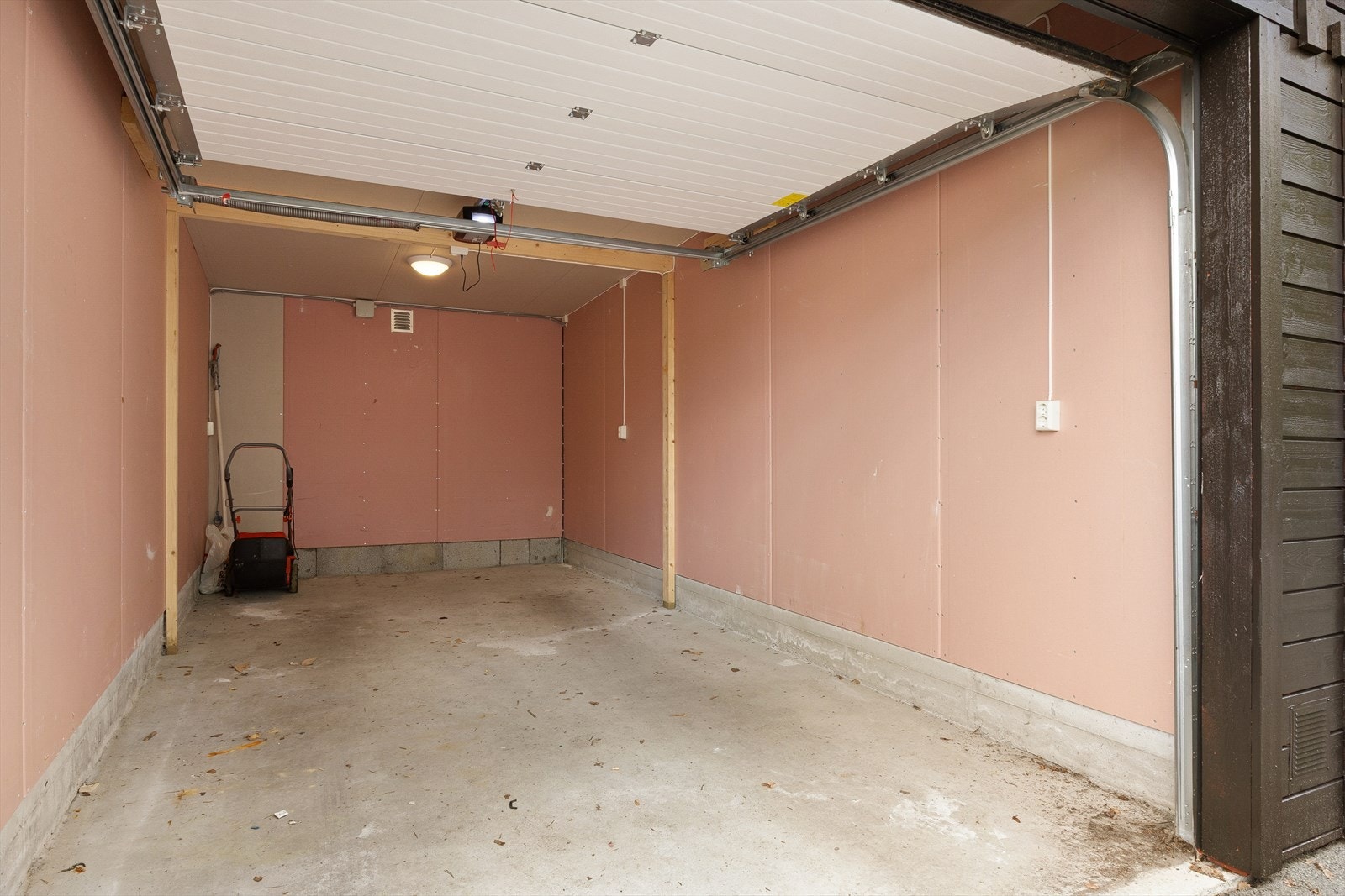 Garasje med elektrisk portåpner Galleribilde