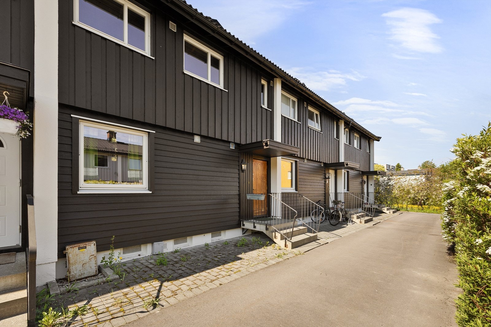 Enkel adkomst via pent opparbeidet fellesområde Galleribilde