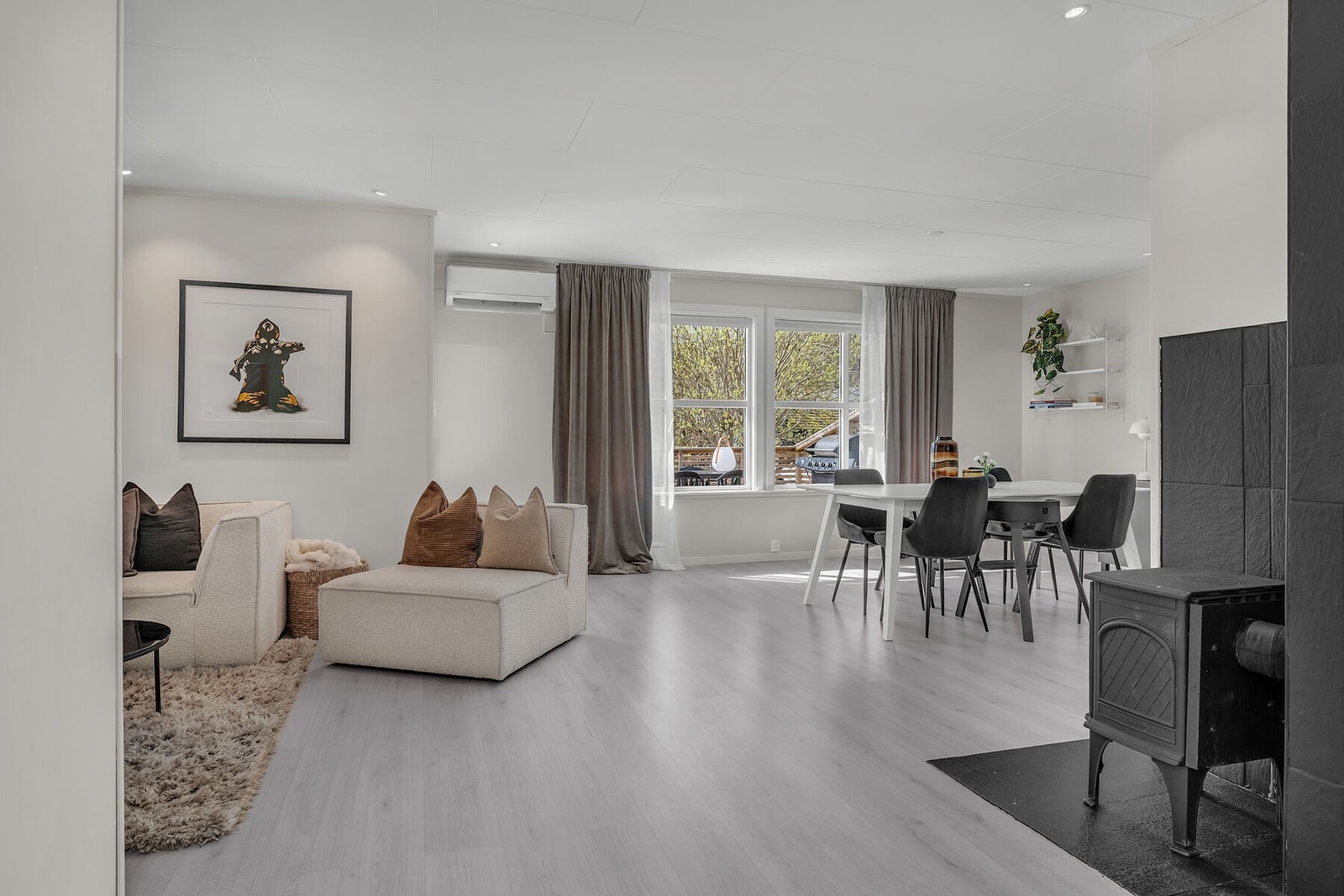 Stuen har plass til både sofagruppe og spisebord, og boligen oppvarmes effektivt med en luft-til-luft-varmepumpe. Galleribilde