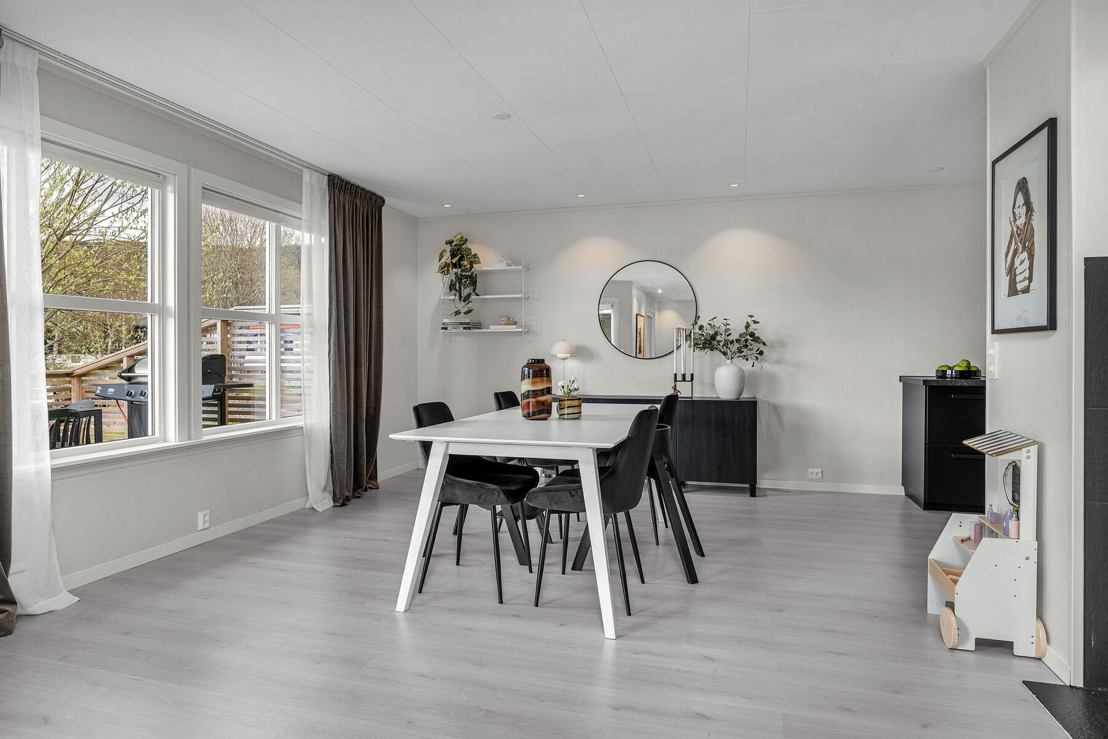 Spisestuen har en naturlig plassering ved vinduene med utsyn mot hagen. Galleribilde