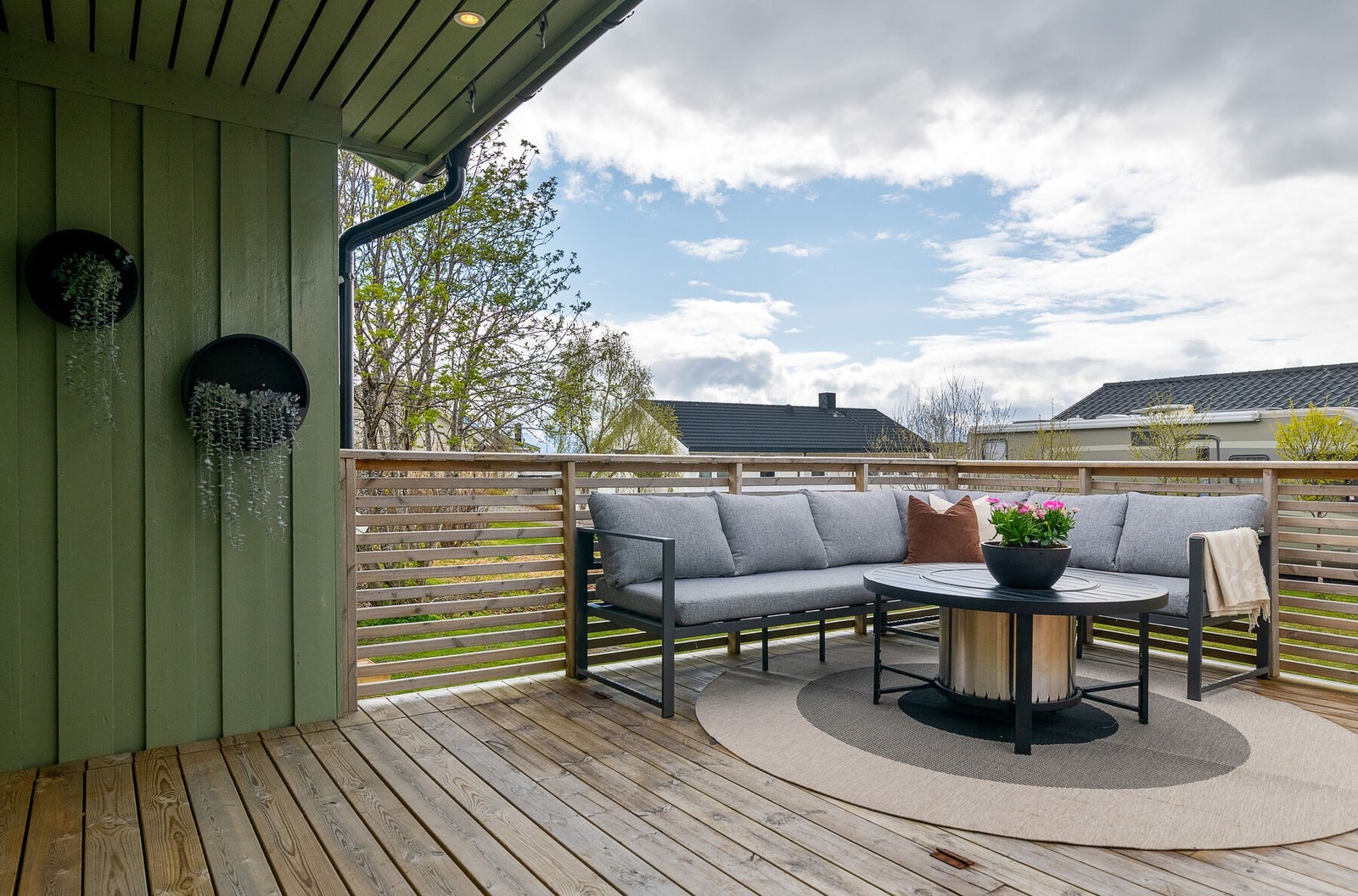 Den store terrassen har god plass til både sittegruppe og grill. Galleribilde