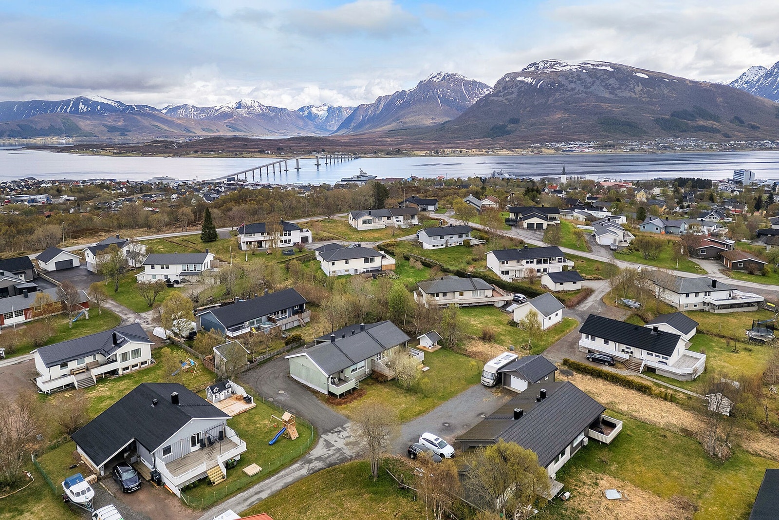 Fra eiendommen er det kort vei til Sortland sentrum, med servicetilbud som Skibsgården Senter og dagligvarebutikker. Galleribilde