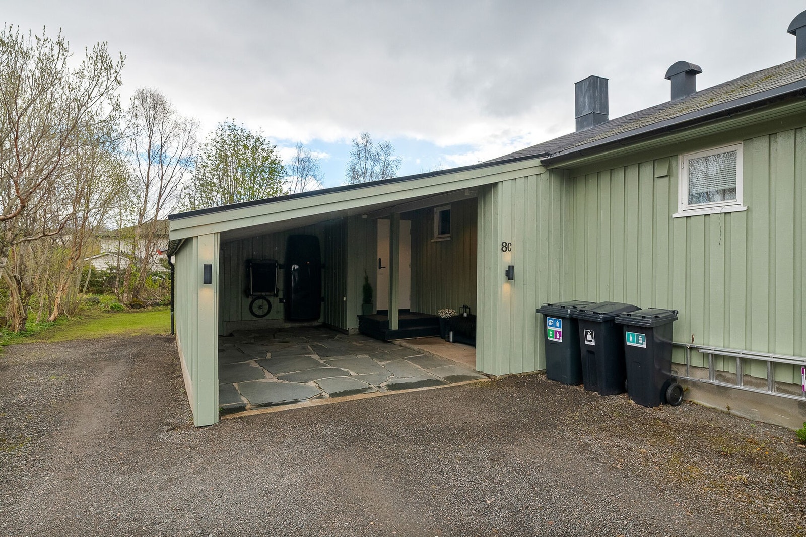 Praktisk endeseksjon av en tomannsbolig med alt på ett plan og egen carport ved inngangspartiet. Galleribilde
