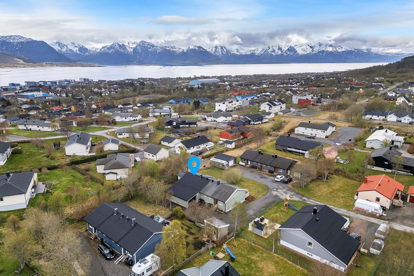 Eiendommen ligger i et etablert og barnevennlig boligområde i Vestmarka, med nærhet til både skoler, barnehager og flotte turområder. Galleribilde
