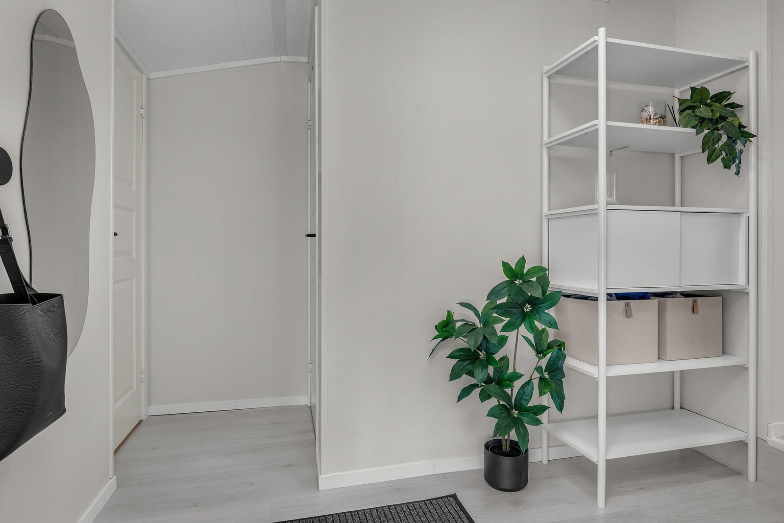 Lys entré med laminatgulv som er gjennomgående i de fleste oppholdsrom. Galleribilde