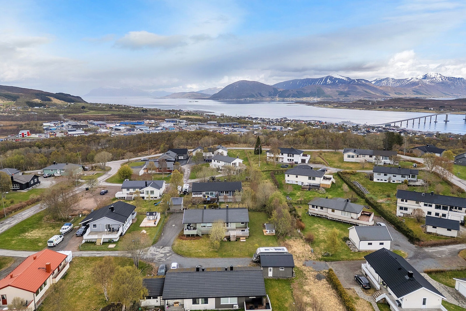 Området byr på nærhet til både Sortland barne- og ungdomsskole, som ligger ca. 1 km unna. Galleribilde