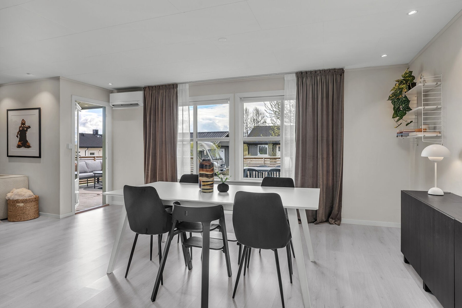 Fra stuen er det direkte utgang til en stor terrasse på 36 m² via en terrassedør med 2-lags glass. Galleribilde