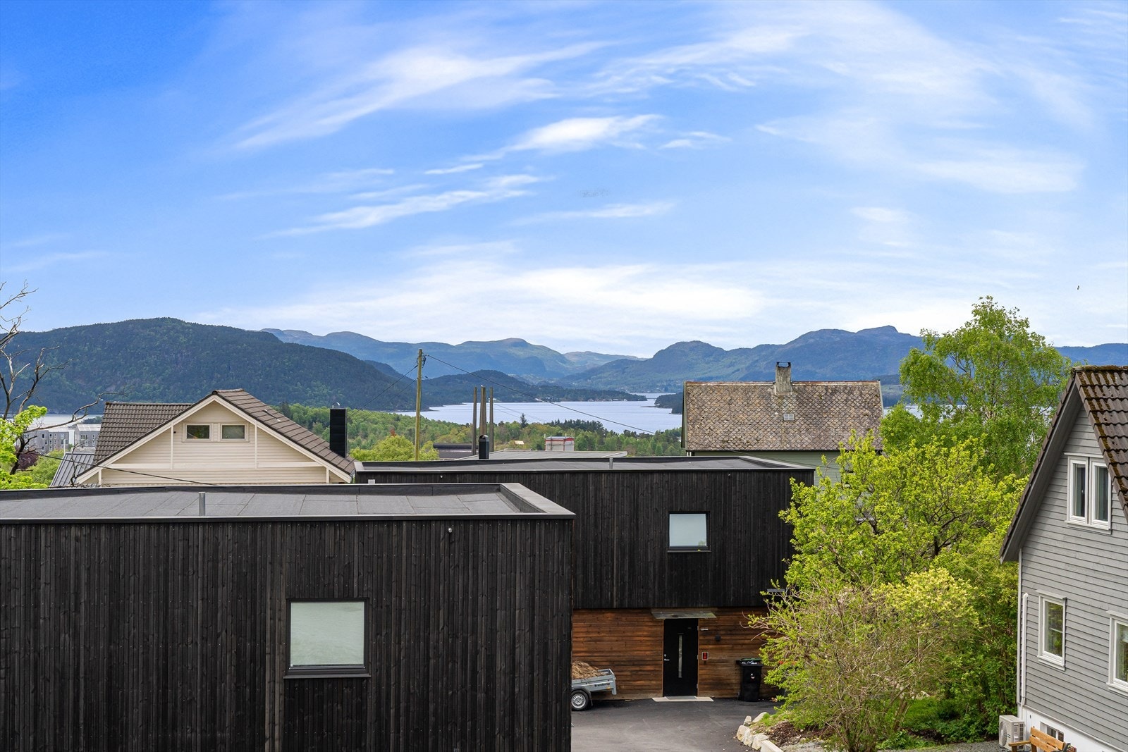 Fra leiligheten er det utsikt mot sjøen og fine turmuligheter i nærområdet. Galleribilde