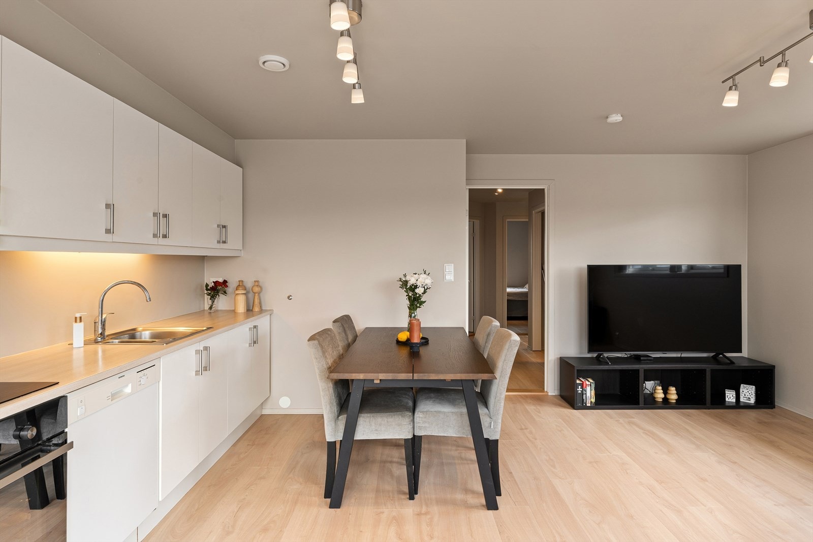 Kjøkkenet er utstyrt med platetopp, stekeovn, oppvaskmaskin og kjøl/fryseskap. Galleribilde
