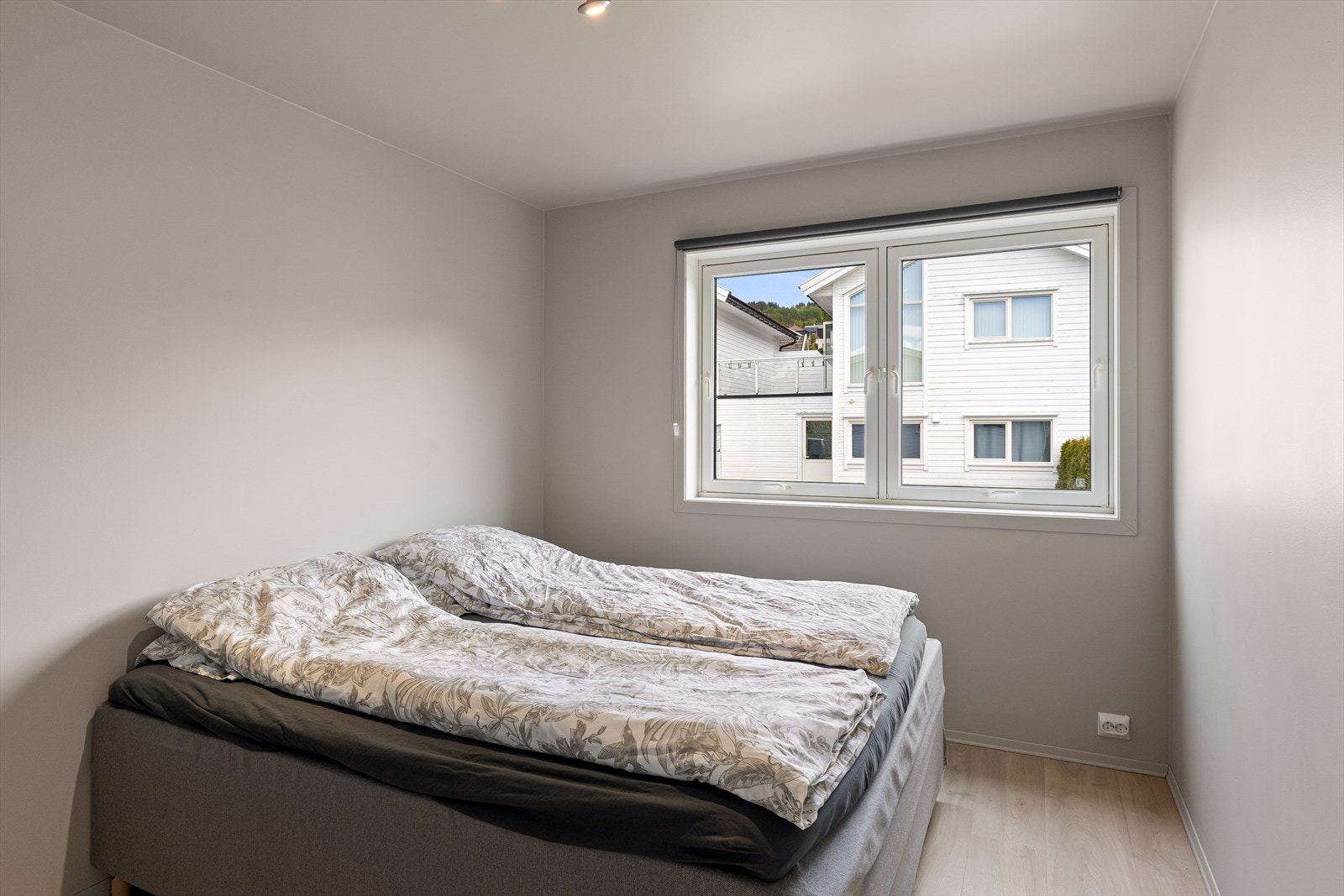 Leiligheten har to soverom. Dette rommet har plass til dobbeltseng. Galleribilde