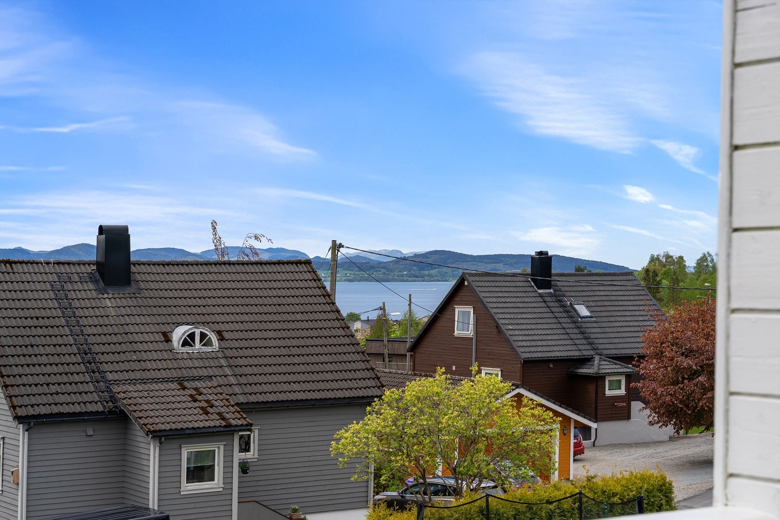 Det er gangavstand til sentrum, og kort vei til skoler, barnehager og idrettsanlegg. Galleribilde