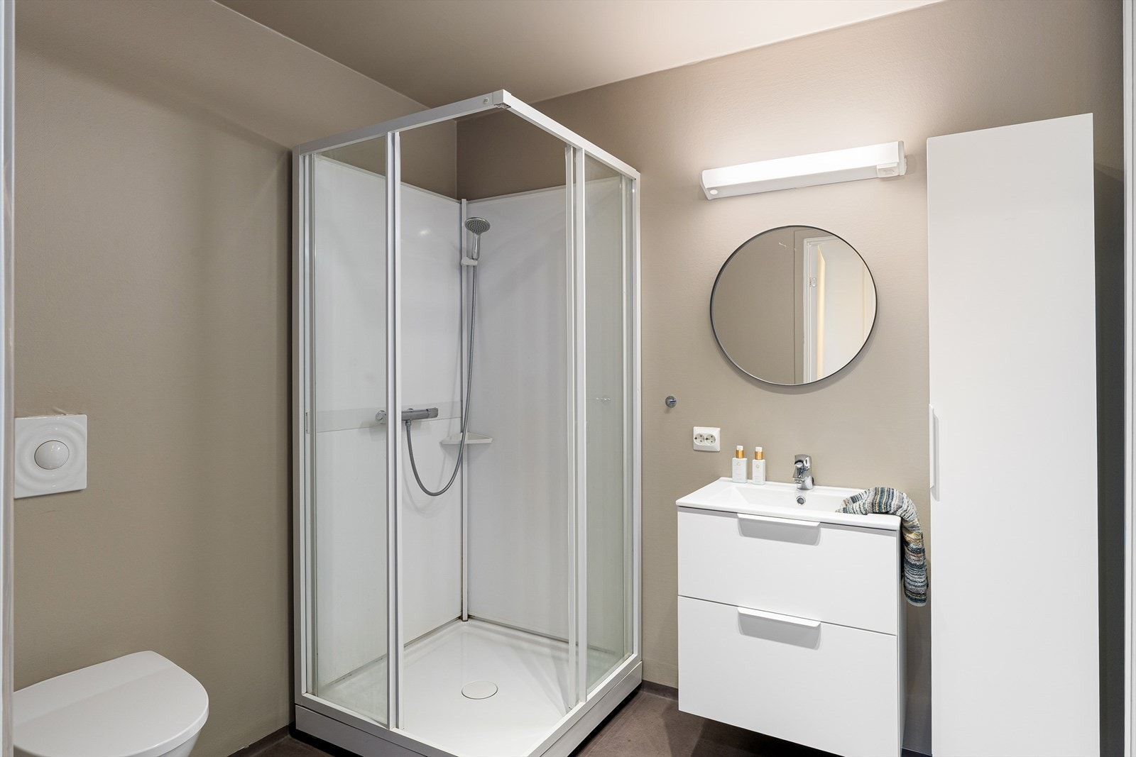 Badet har elektriske varmekabler i gulvet, vegghengt toalett og dusjkabinett. Galleribilde