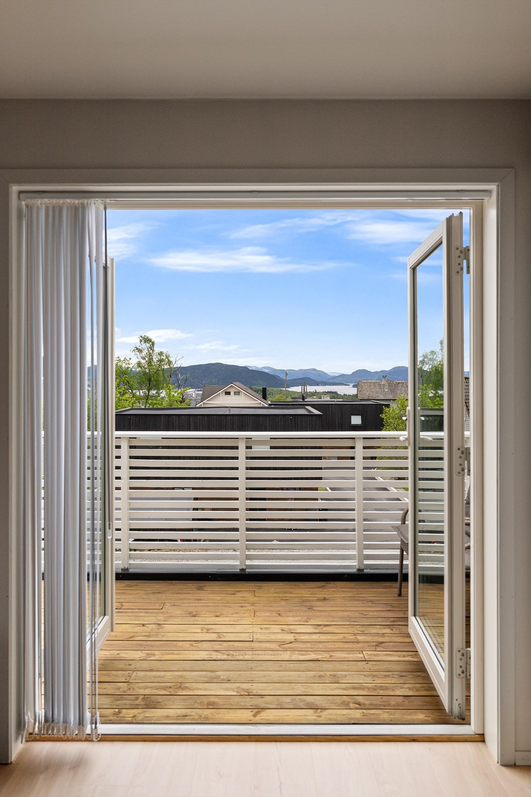 Balkongen har terrassebord i tre og fungerer som en forlengelse av stuen. Galleribilde