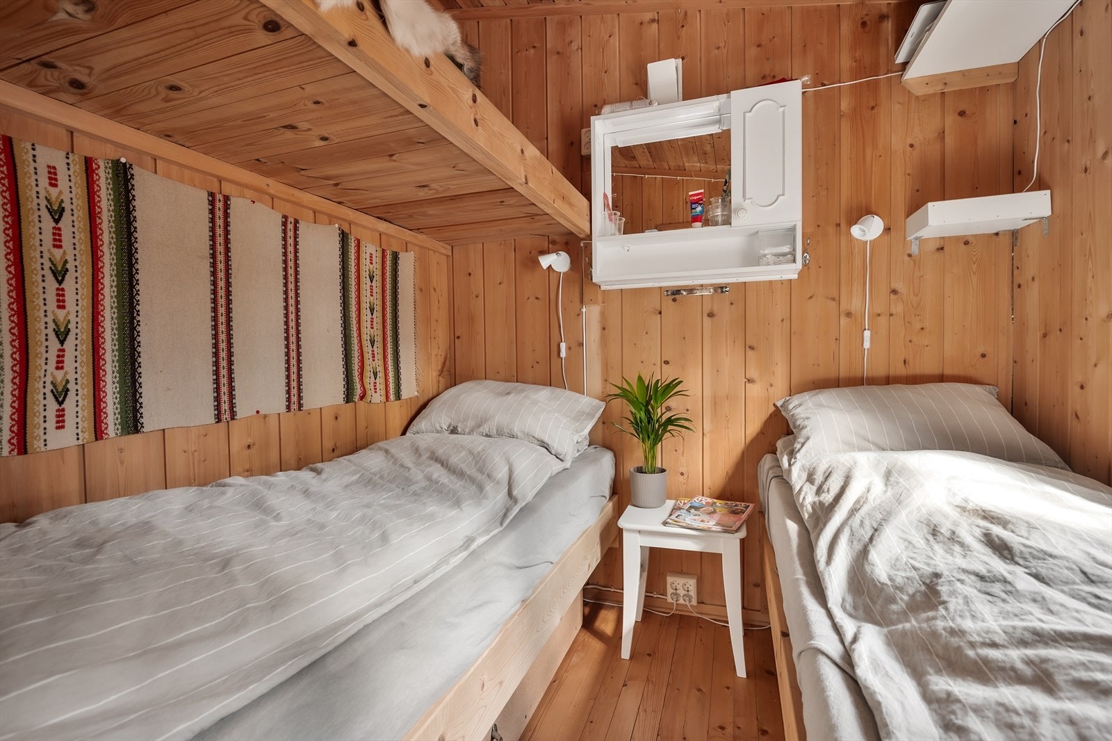 Soverom 1: Praktisk soverom med 3 sengeplasser og naturlige materialvalg. Fotograf: Petter Aamodt Galleribilde