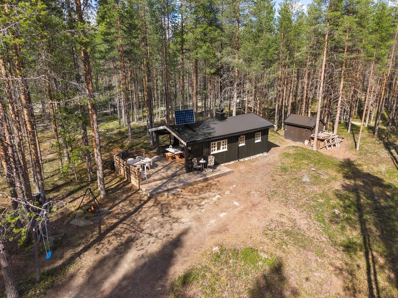 Hytta har en terrasse på 30 m², oppført i 2020, som gir mulighet for utendørsaktiviteter. Fotograf: Petter Aamodt Galleribilde