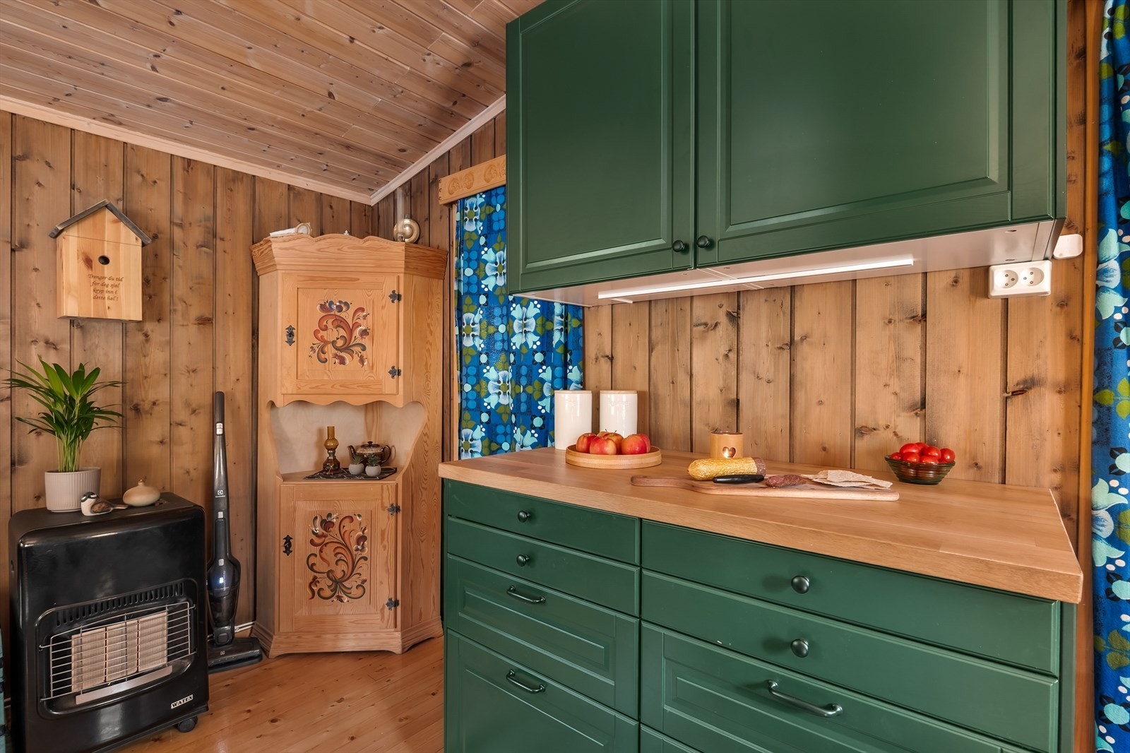 Kjøkkenet er utstyrt med en innredning med profilerte fronter og en benkeplate av laminat. Fotograf: Petter Aamodt Galleribilde