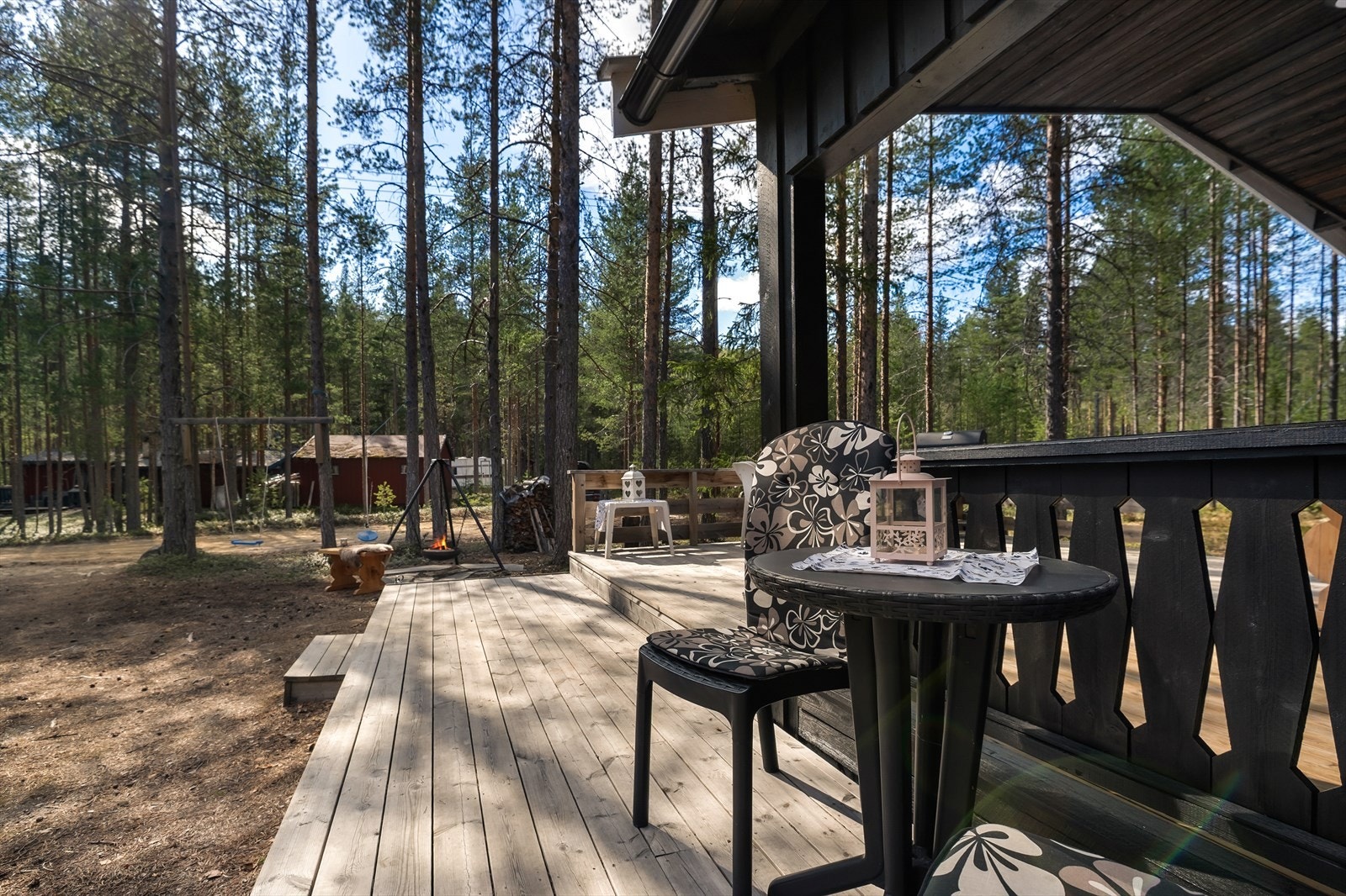 Terrassen har flere soner for avslapning og utsikt over tomten. Fotograf: Petter Aamodt Galleribilde