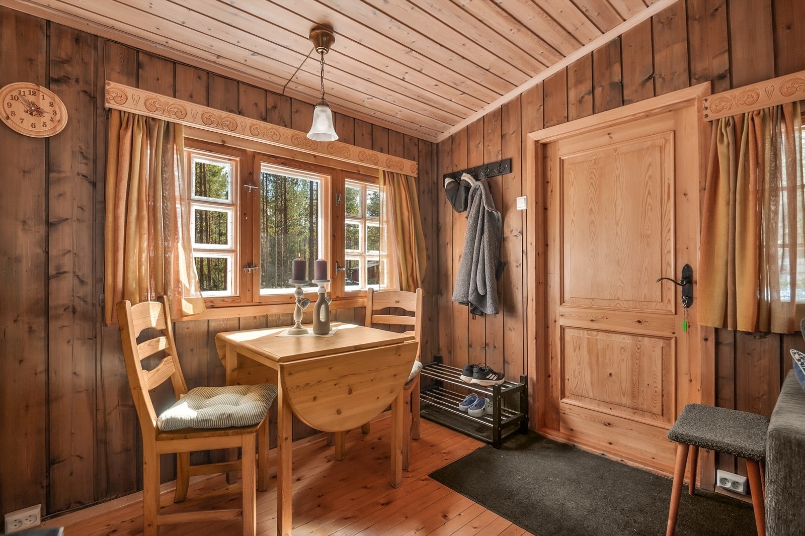 Spiseplass ved vinduene med fin utsikt mot furuskogen og de naturlige omgivelsene. Fotograf: Petter Aamodt Galleribilde