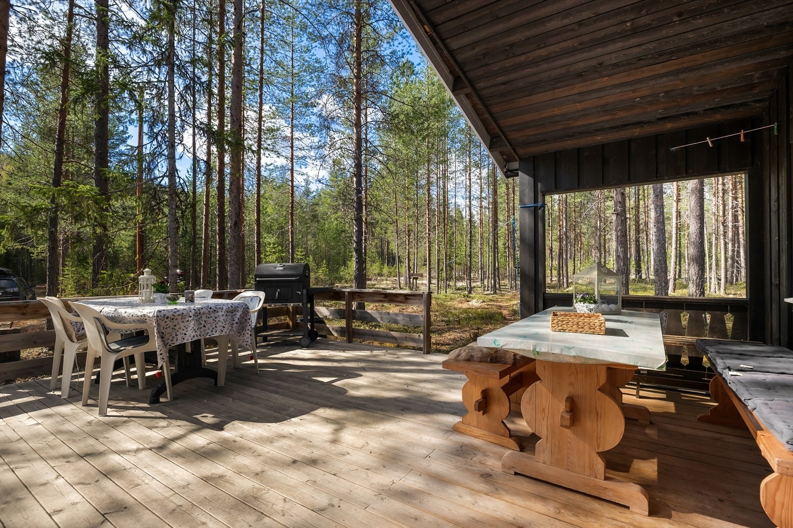 Uteområdet tilbyr en stor terrasse med sittegrupper og utsikt mot naturen. Fotograf: Petter Aamodt Galleribilde