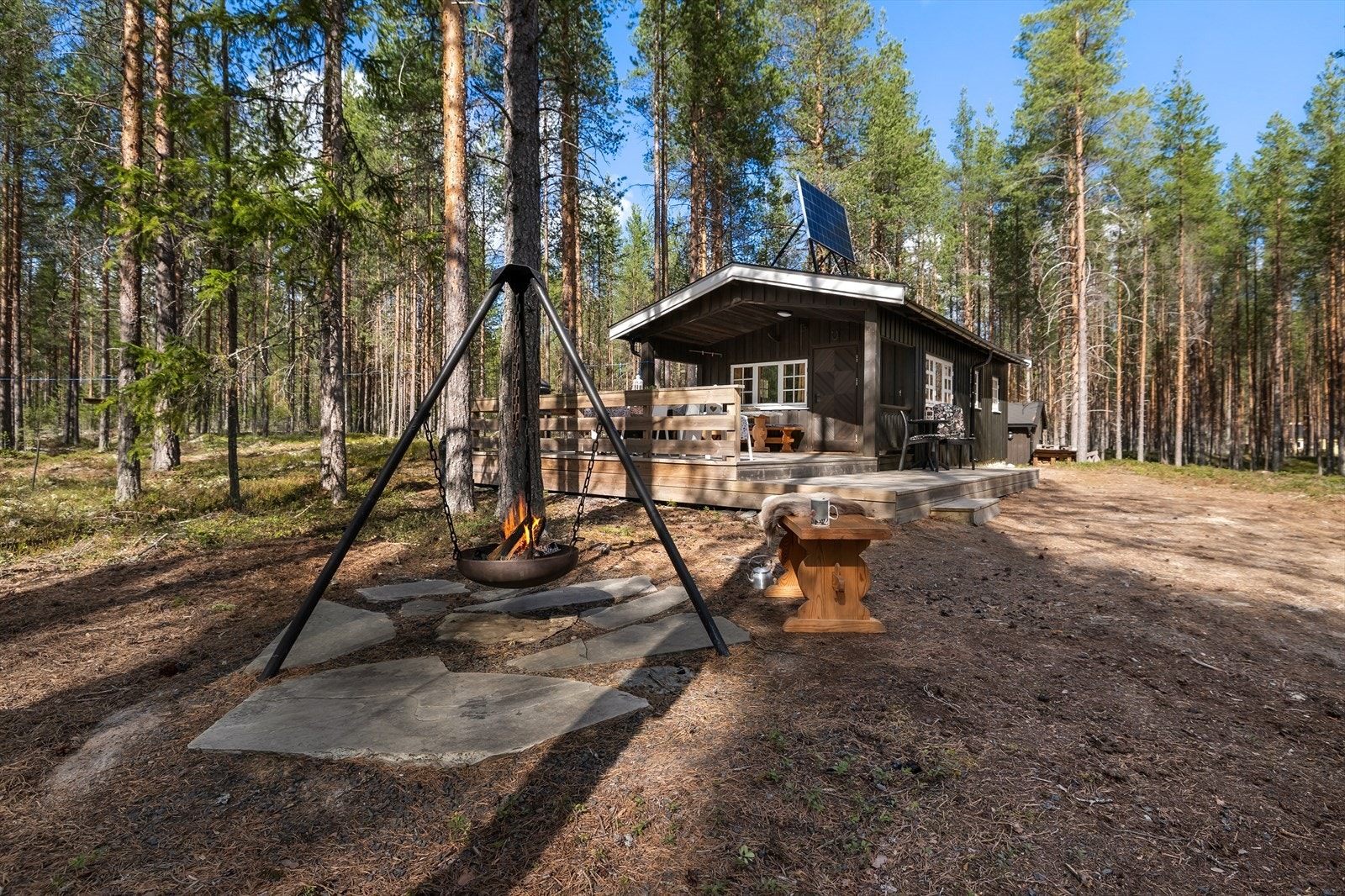 Uteområdet inkluderer en grillplass for hyggelige sammenkomster. Fotograf: Petter Aamodt Galleribilde