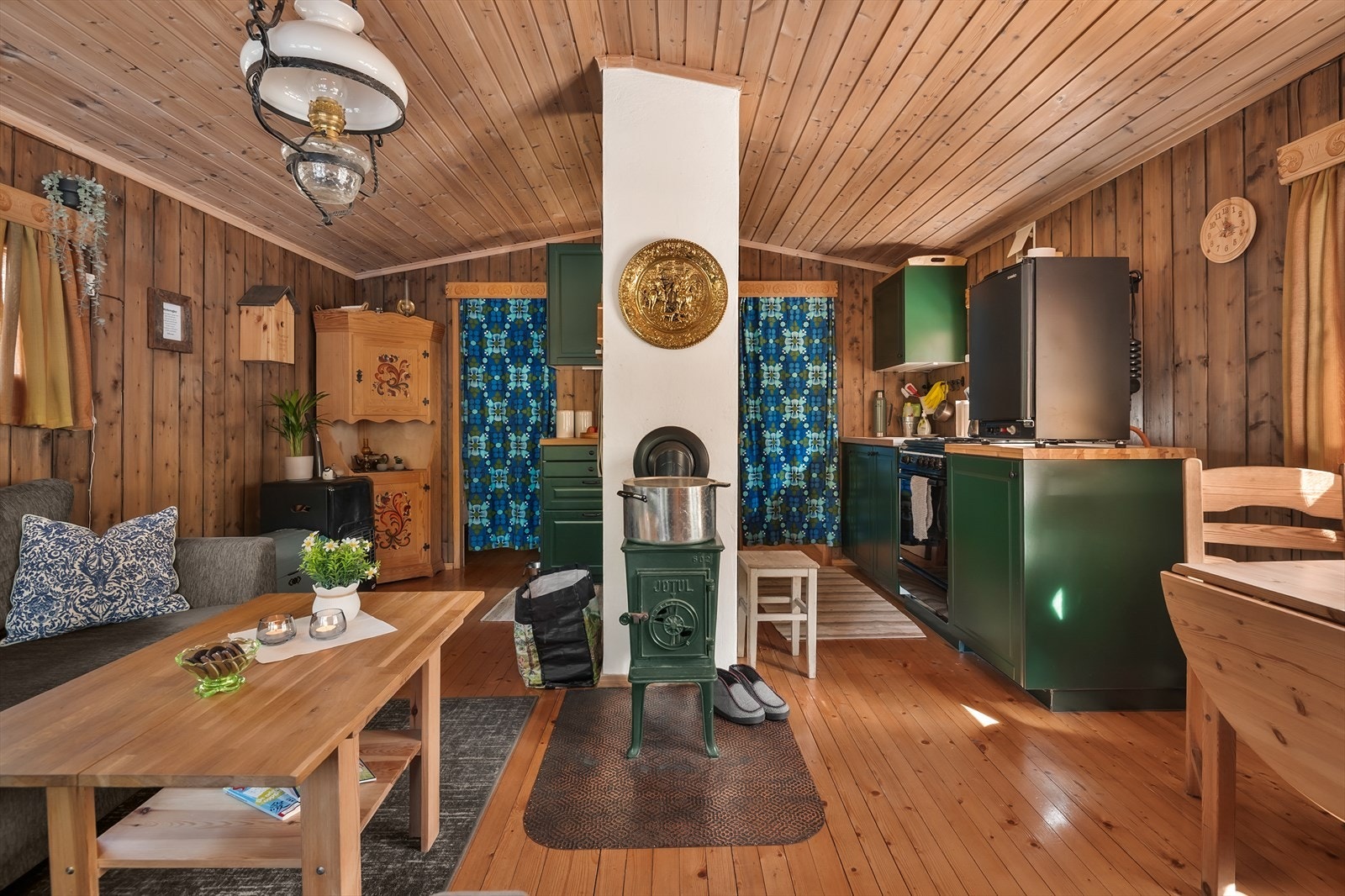 Kjøkkenet har innredning med profilerte fronter og laminat benkeplate. Fotograf: Petter Aamodt Galleribilde