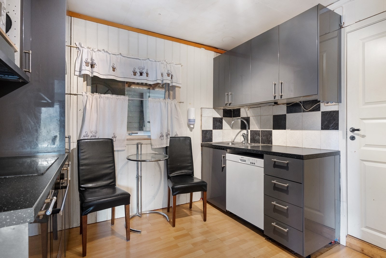 Kjøkkenet har innredning fra IKEA med laminat benkeplate og integrerte hvitevarer. Galleribilde