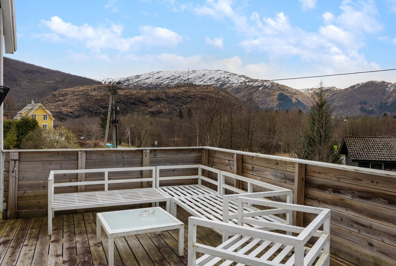 Fra spisestuen er det har utgang til romslig terrasse på ca. 26,5 m² med utsyn over nærområdet. Galleribilde