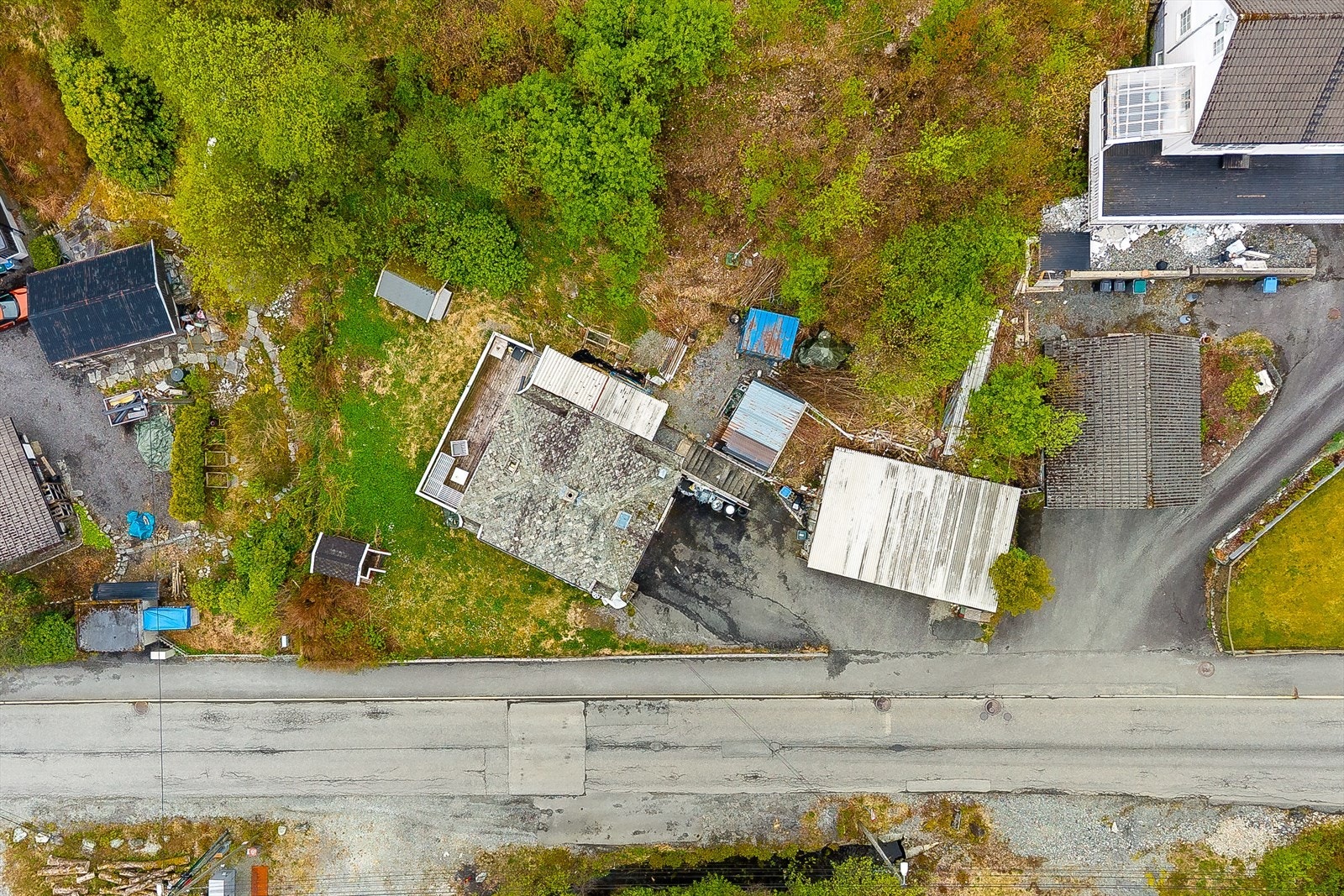 Enebolig med behov for rehabilitering og modernisering innvendig og utvendig. Galleribilde