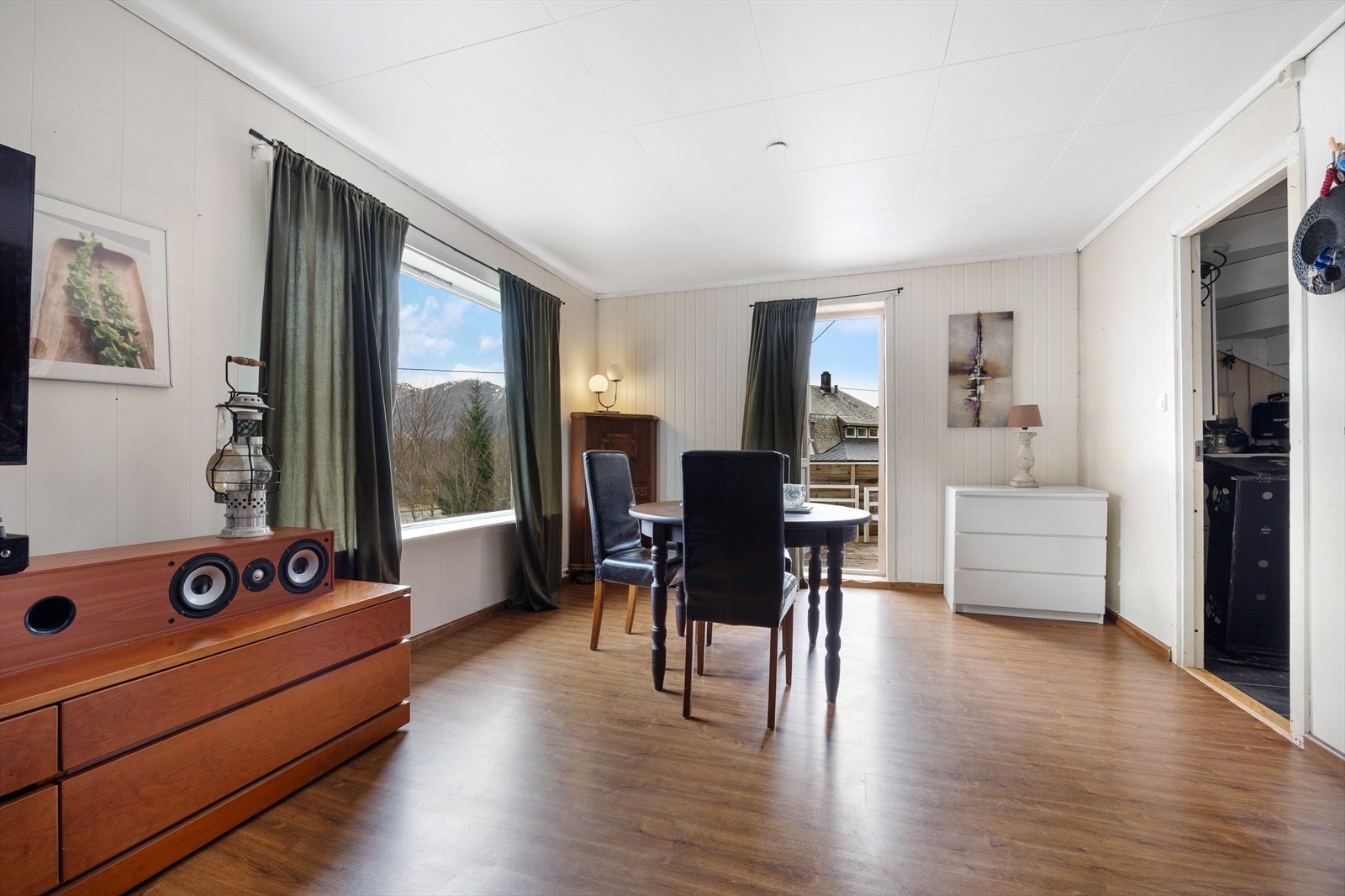 Overflatene fremstår med slitasje og det må påregnes oppgradering i store deler av boligen. Galleribilde