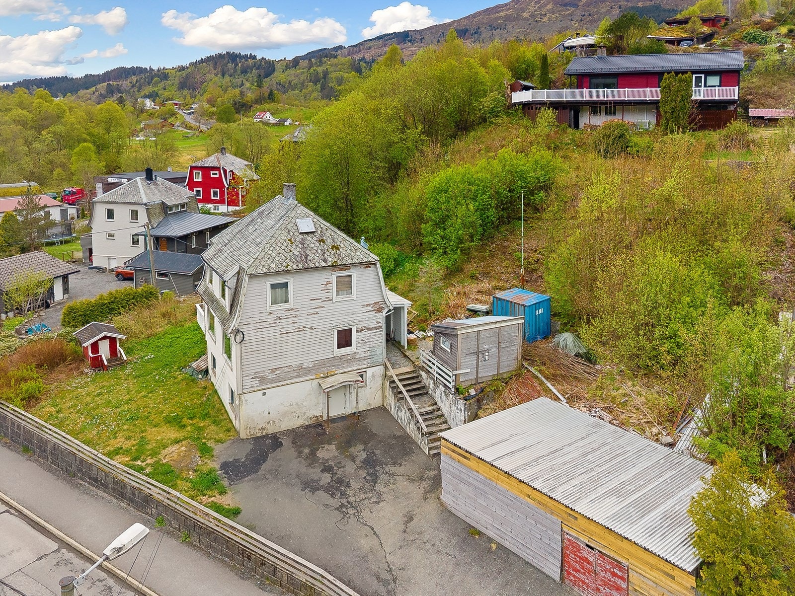 Sentral beliggenhet med gangavstand til Lone skole og barnehage, idrettsplass, turterreng, nærbutikker m.m. Buss like ved. Galleribilde