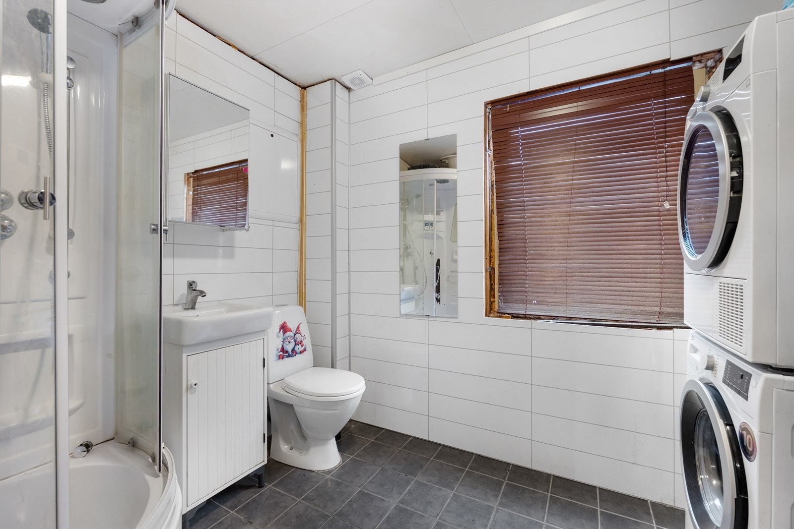 Badet er delvis oppgradert med fliser på gulv, baderomsplater på vegger og gulvvarme. Galleribilde