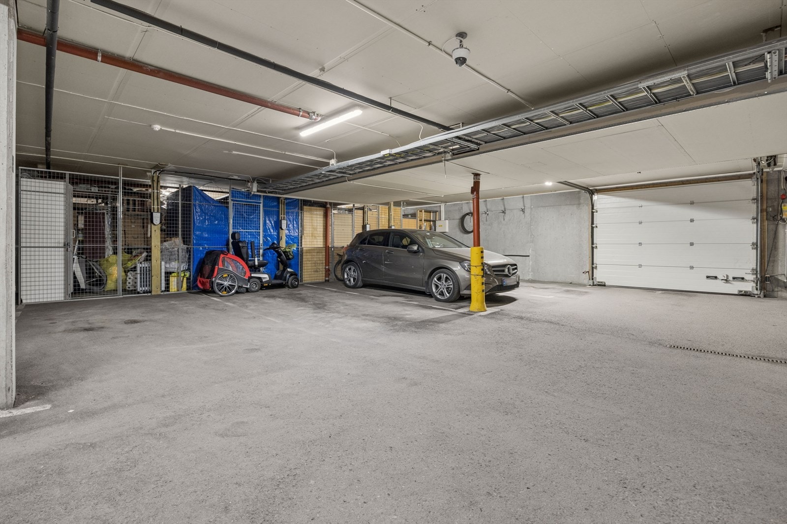 Det medfølger fast parkeringsplass i felles garasjeanlegg, med tilgang til elbillader. Galleribilde